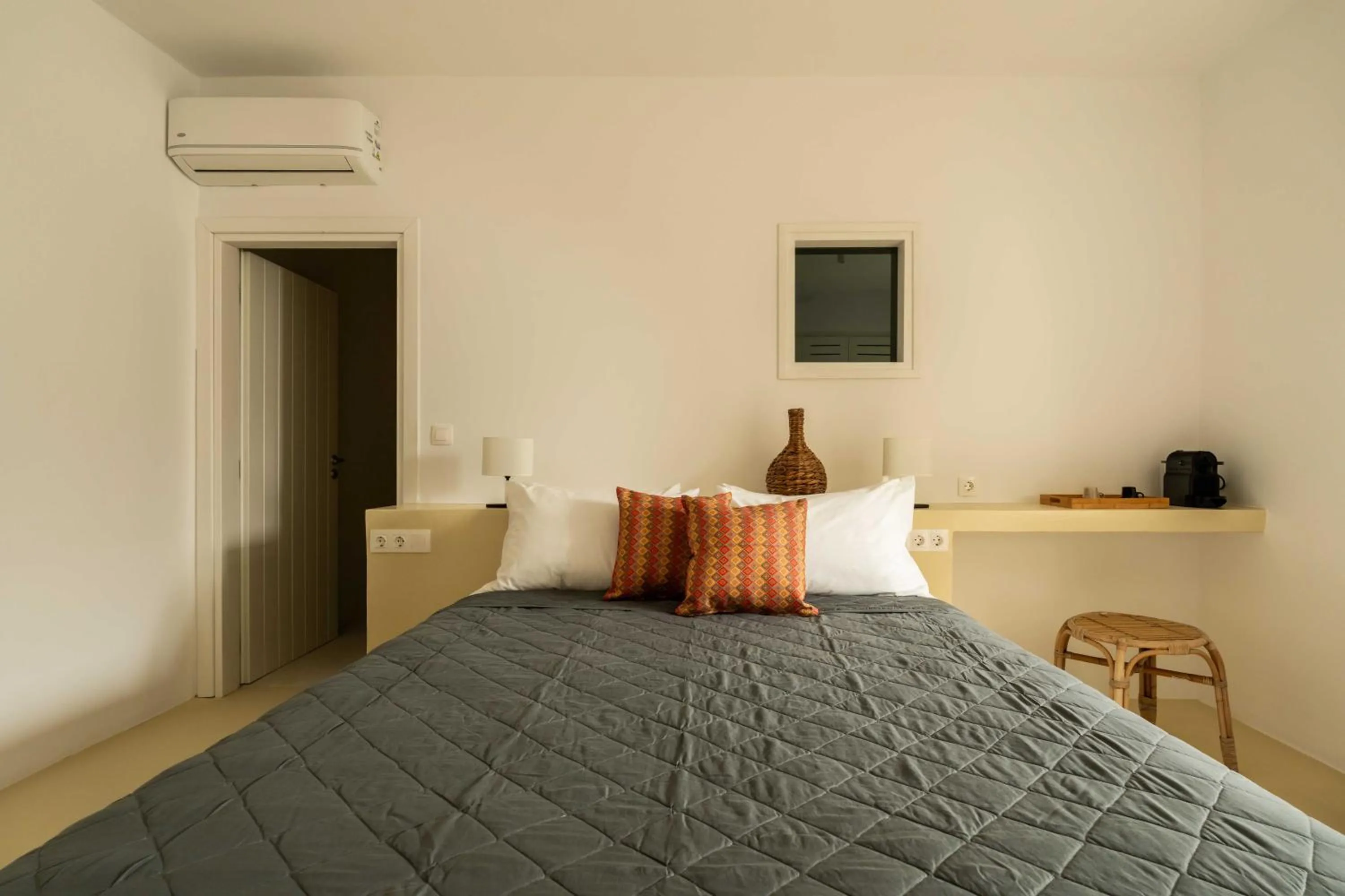 Photo of the whole room, Bed in Tagoo Studios Mykonos