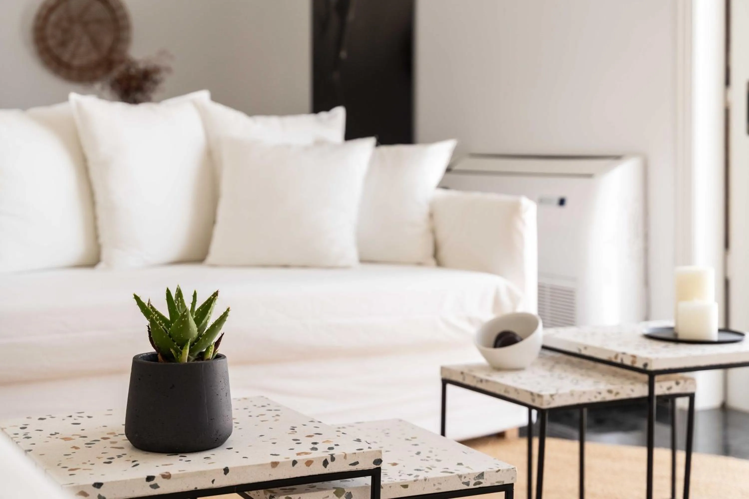 Living room, Bed in Tagoo Studios Mykonos