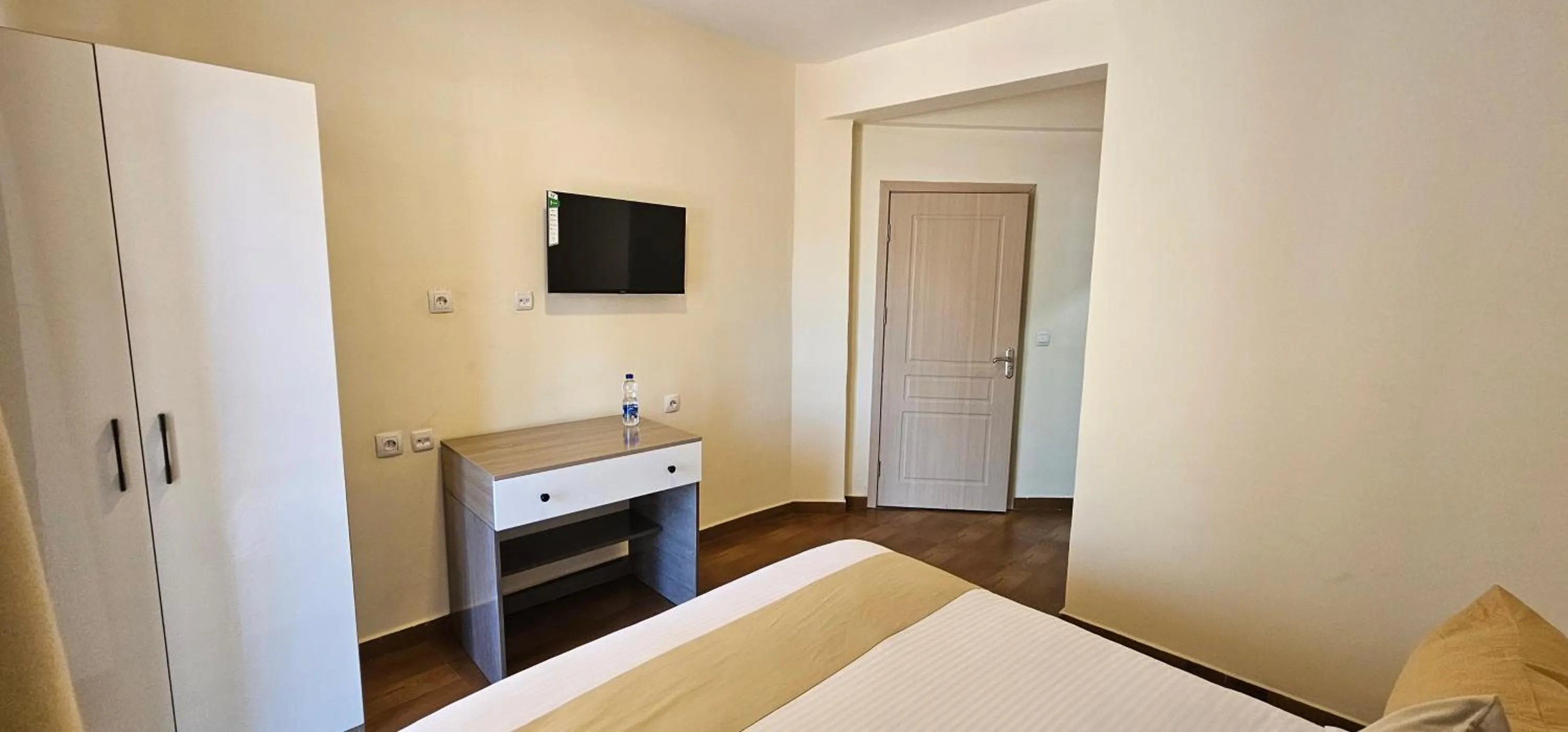 TV and multimedia, Bed in Bole Central Apartment