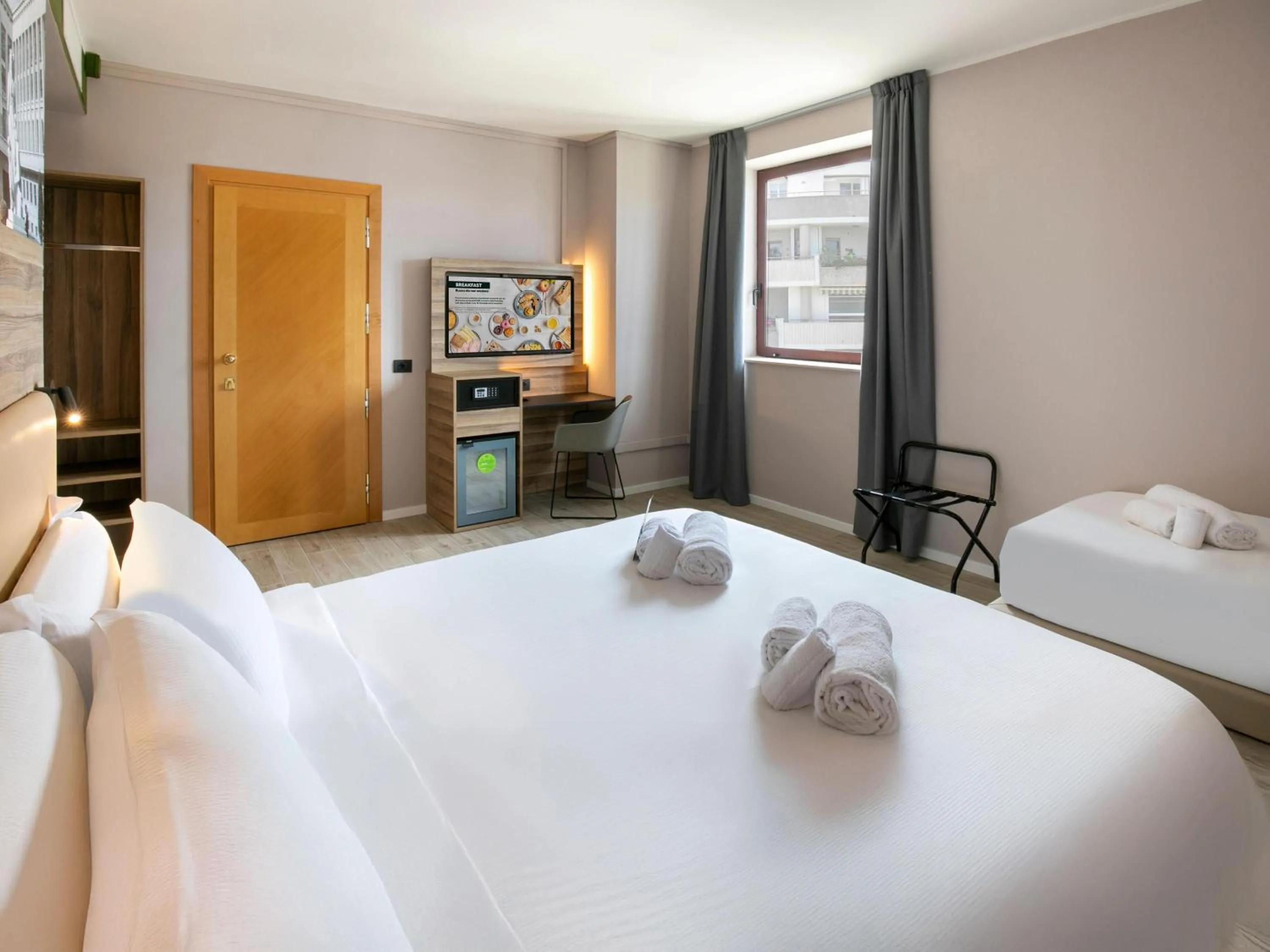 Photo of the whole room, Bed in B&B HOTEL Latina