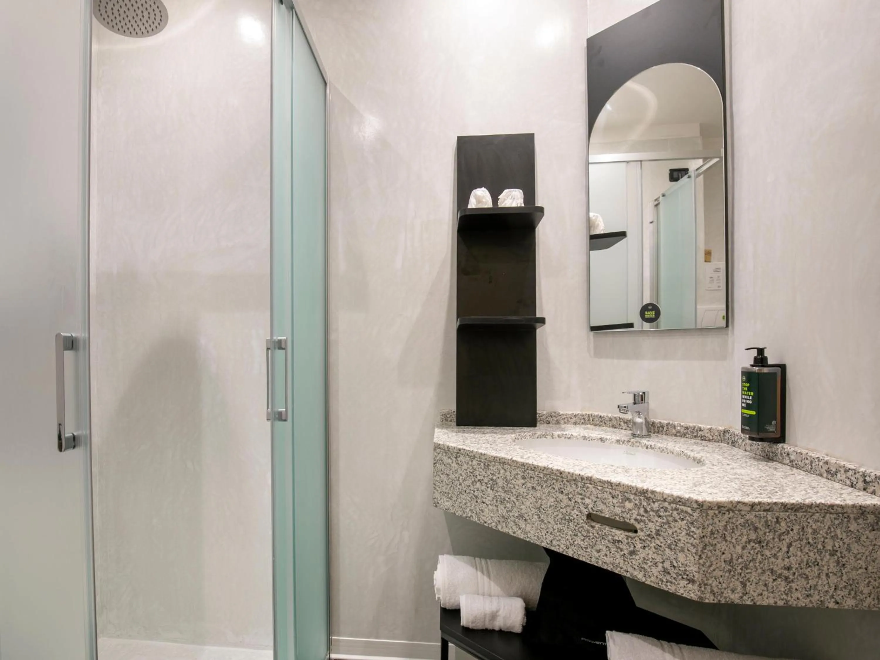 Bathroom in B&B HOTEL Latina