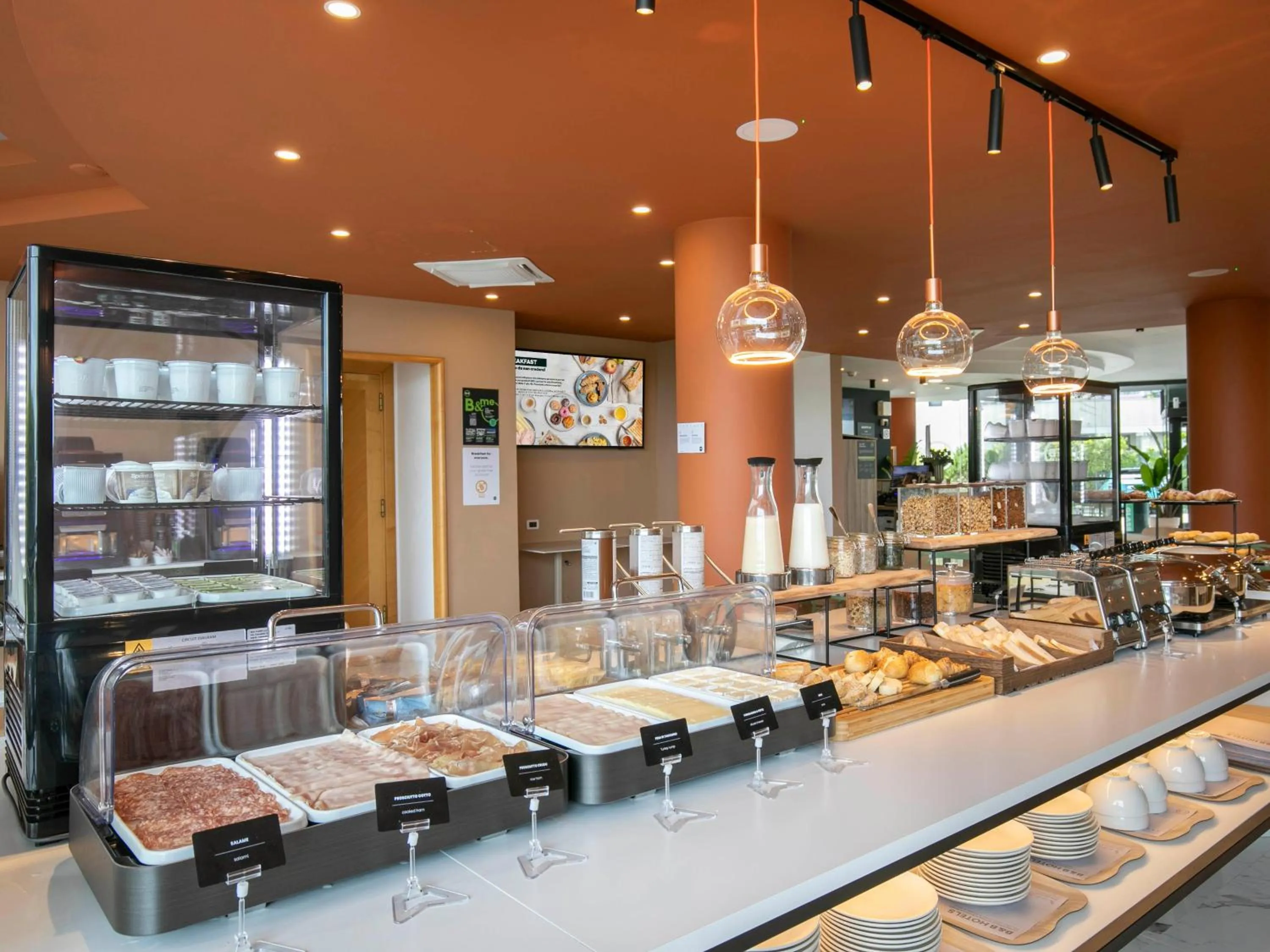 Restaurant/places to eat in B&B HOTEL Latina