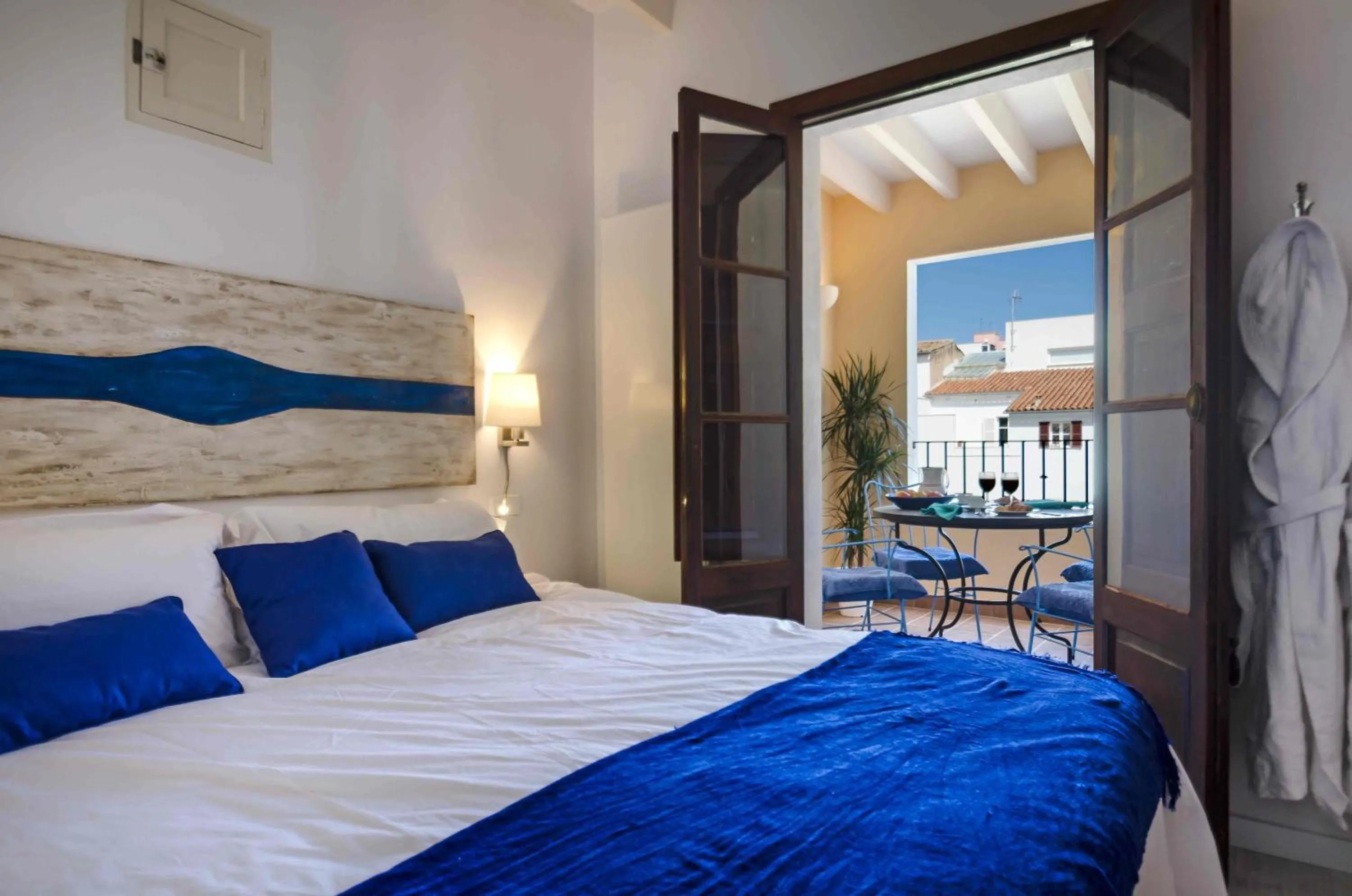Bed in StayCatalina Boutique Hotel-Apartments