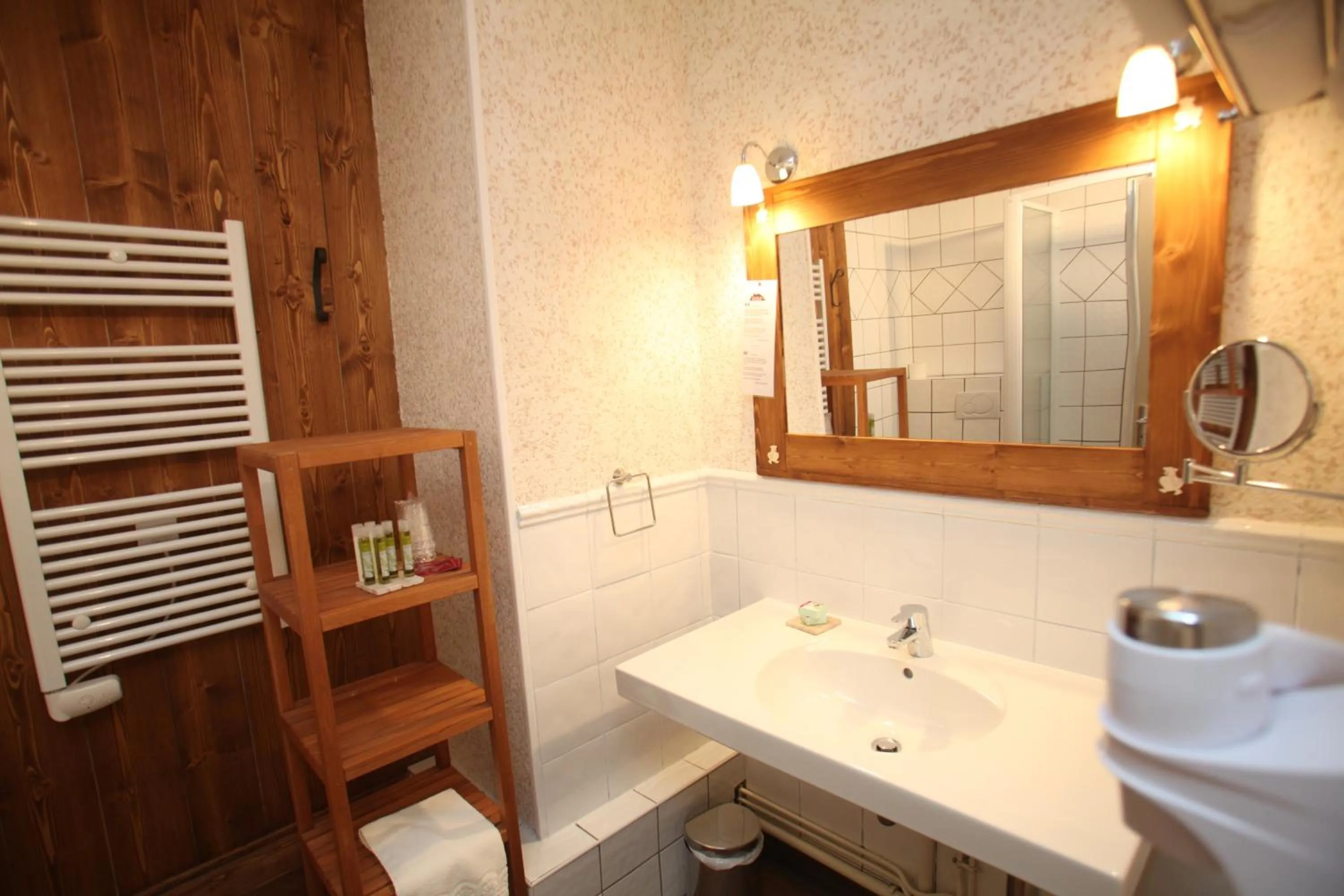 Bathroom in Hôtel Restaurant La Ferme