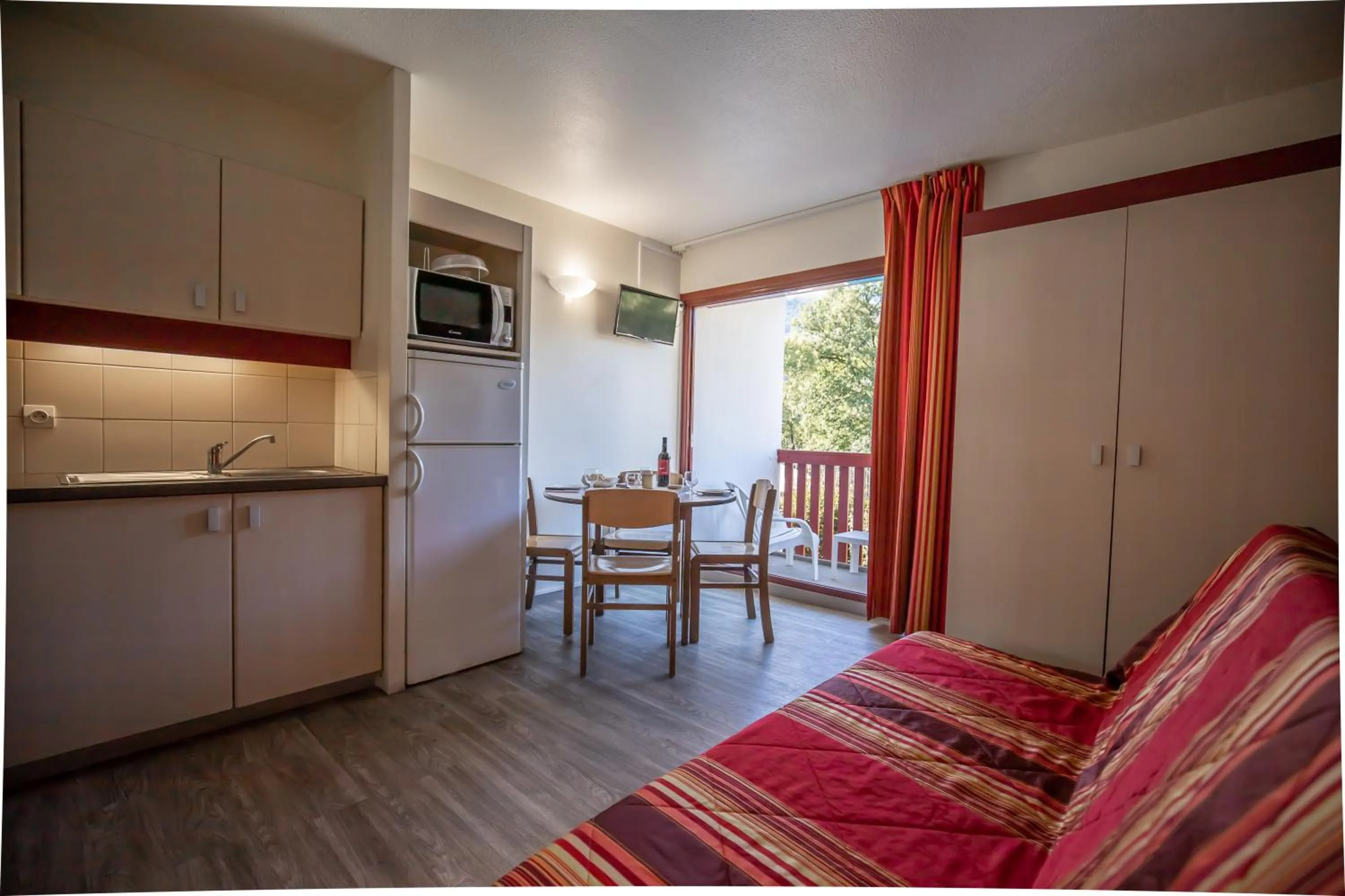 Kitchen or kitchenette, Bed in VVF Pays Basque Saint-Étienne-de-Baïgorry