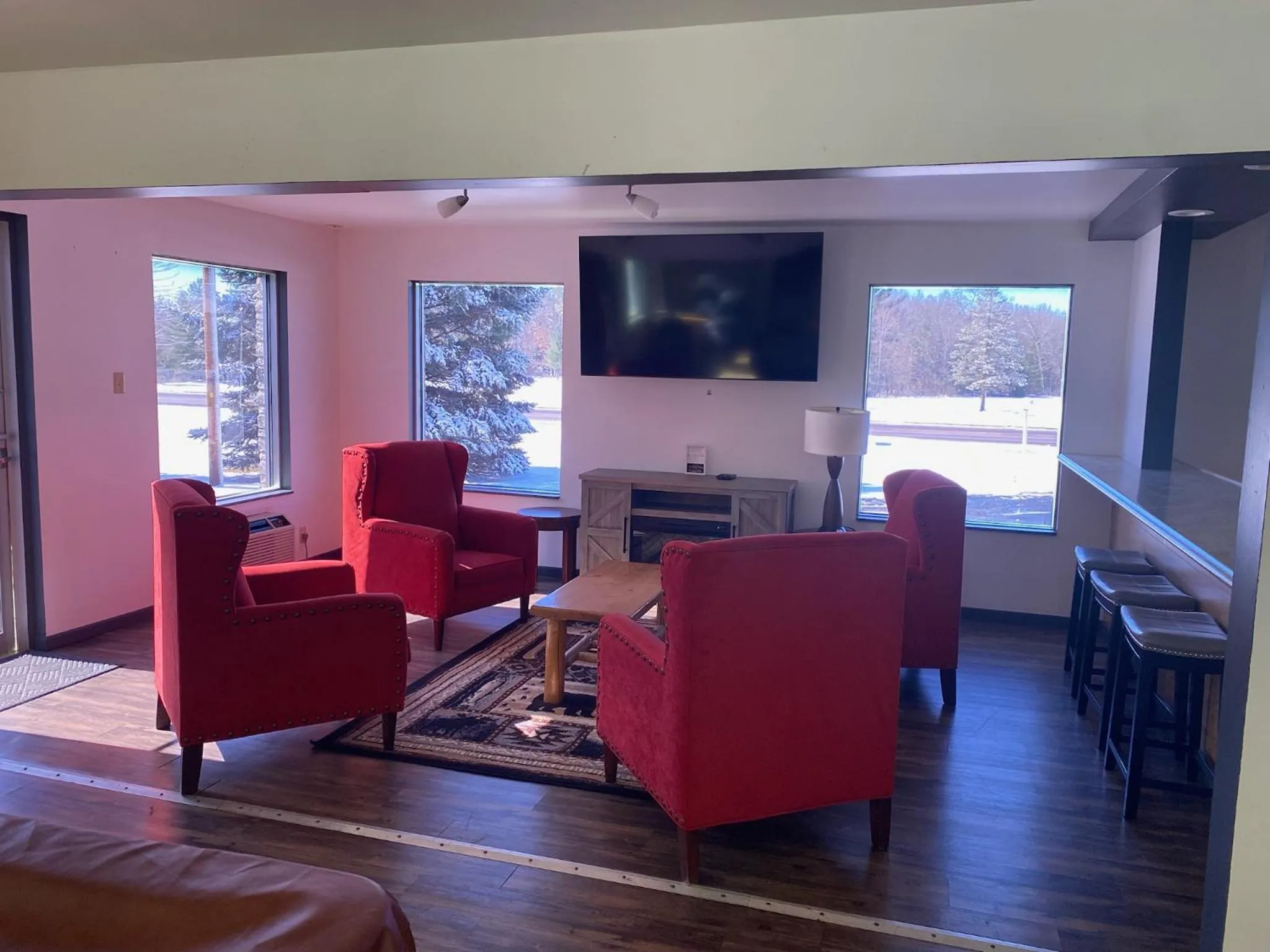 Communal lounge/ TV room in Edge-O-Dells Resort