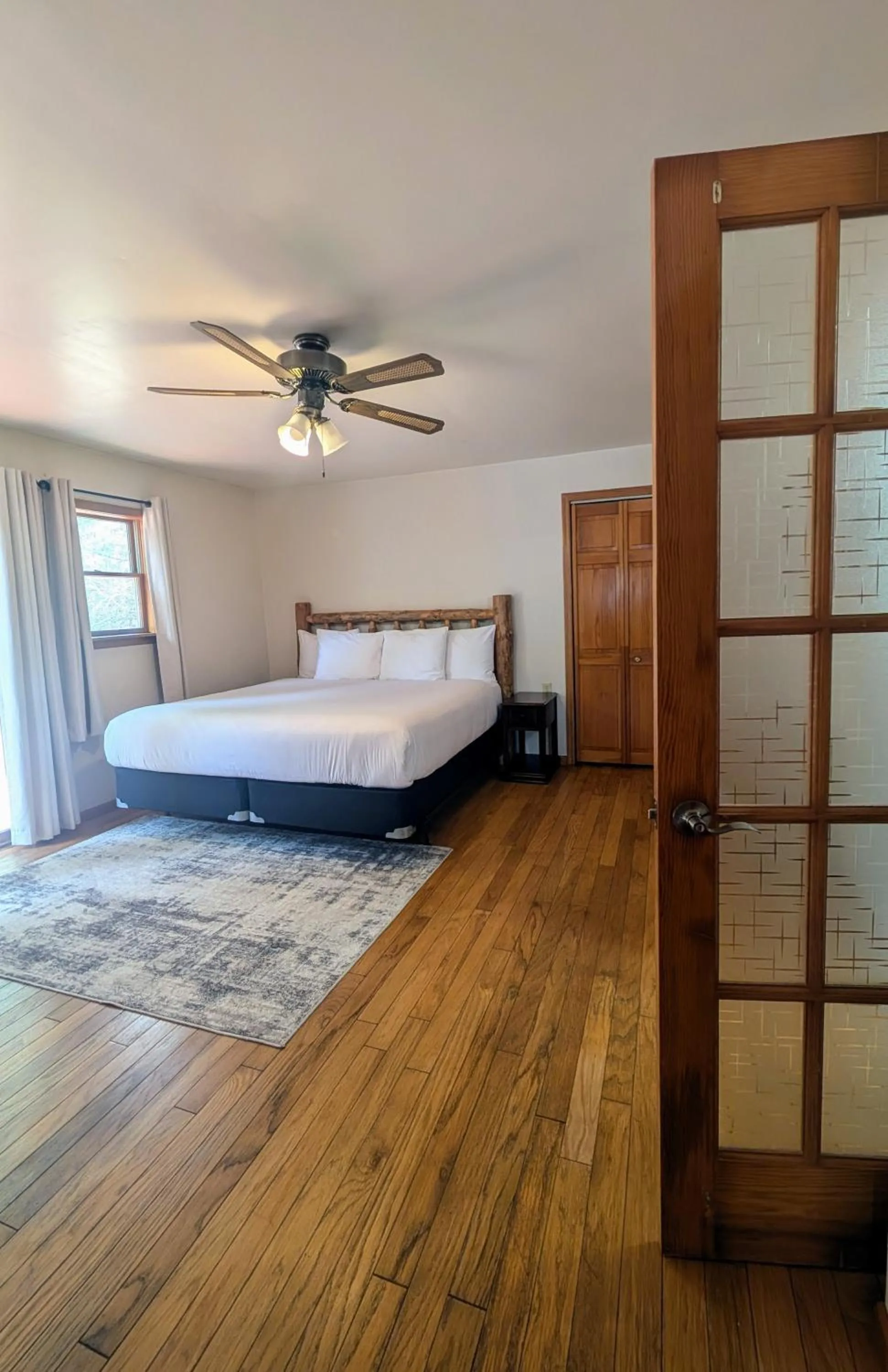 Bedroom, Bed in Edge-O-Dells Resort
