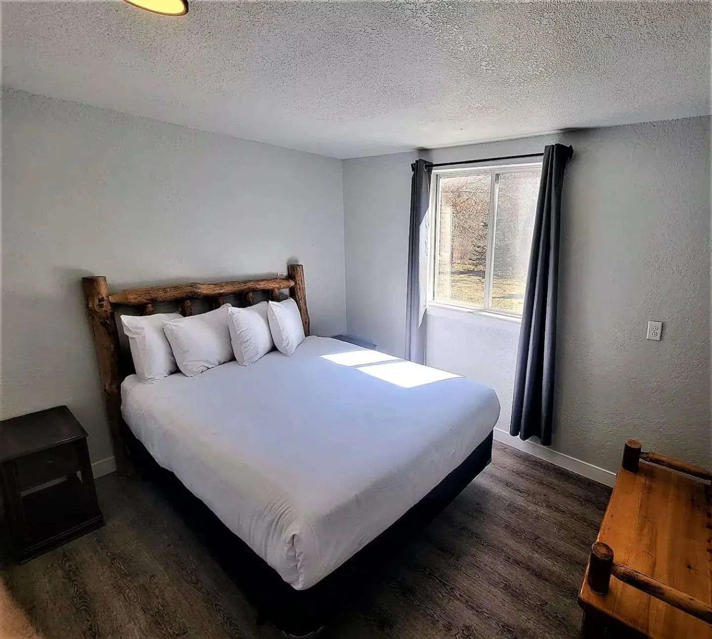 Bed in Edge-O-Dells Resort