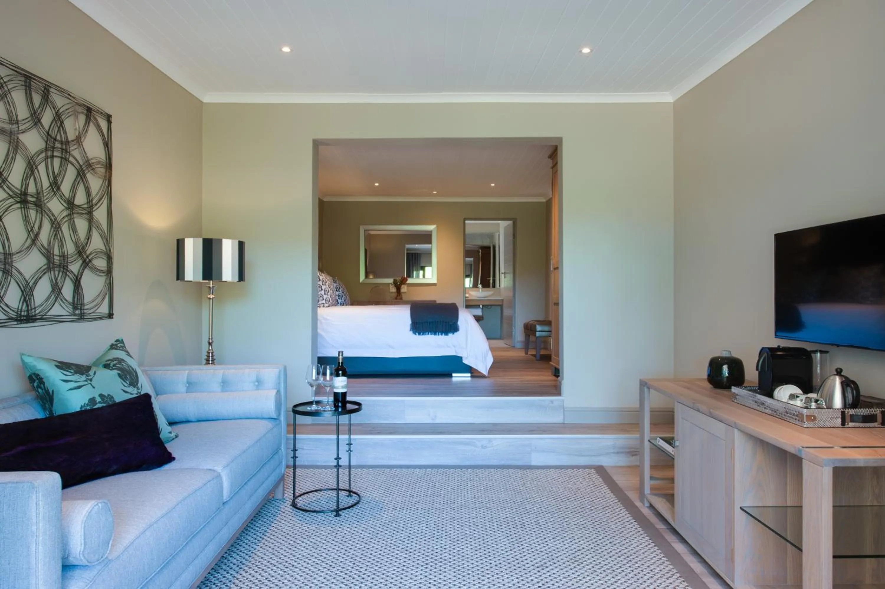 Shower, Bed in The Jordan Suites