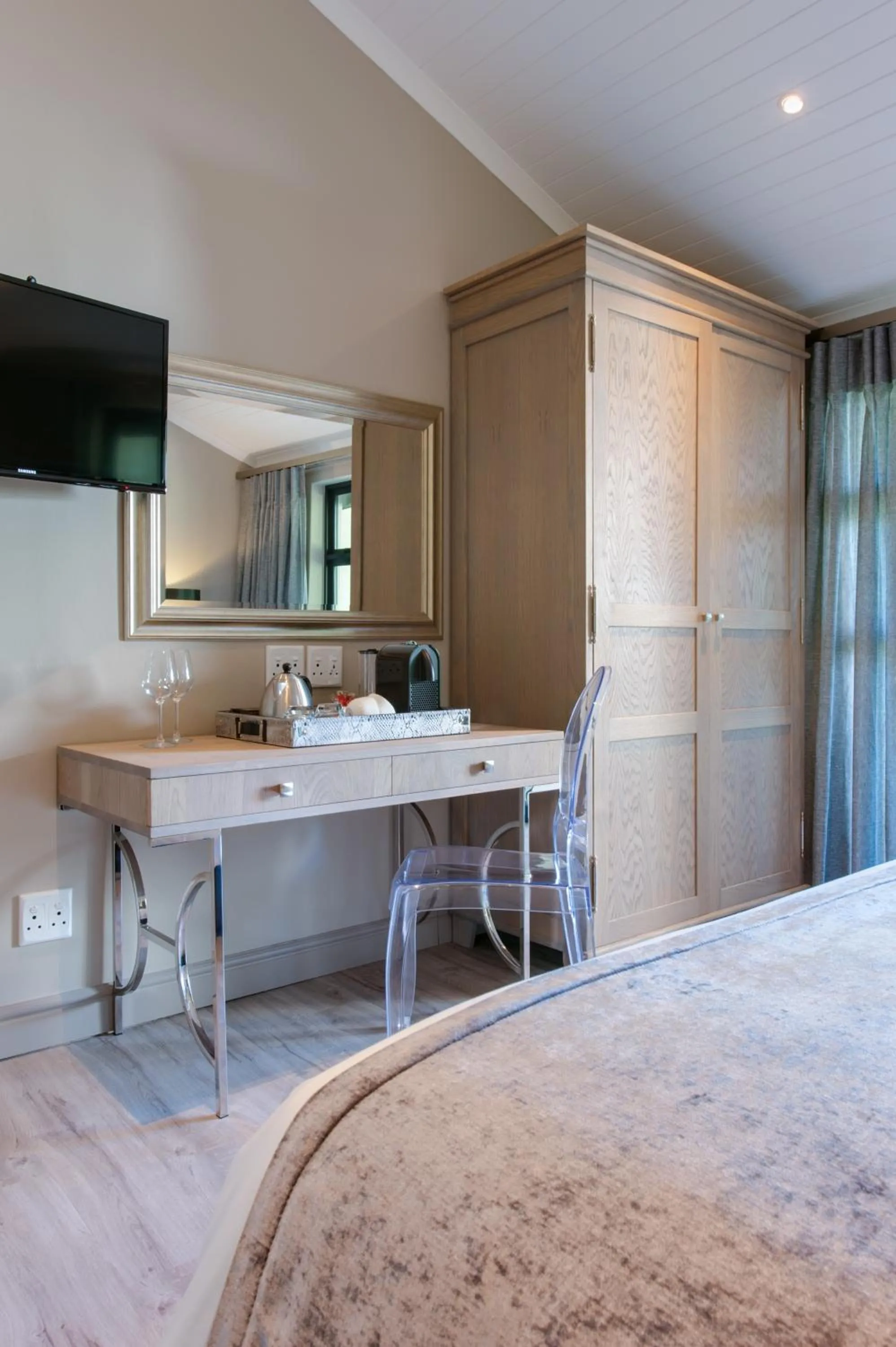 TV and multimedia, Bed in The Jordan Suites
