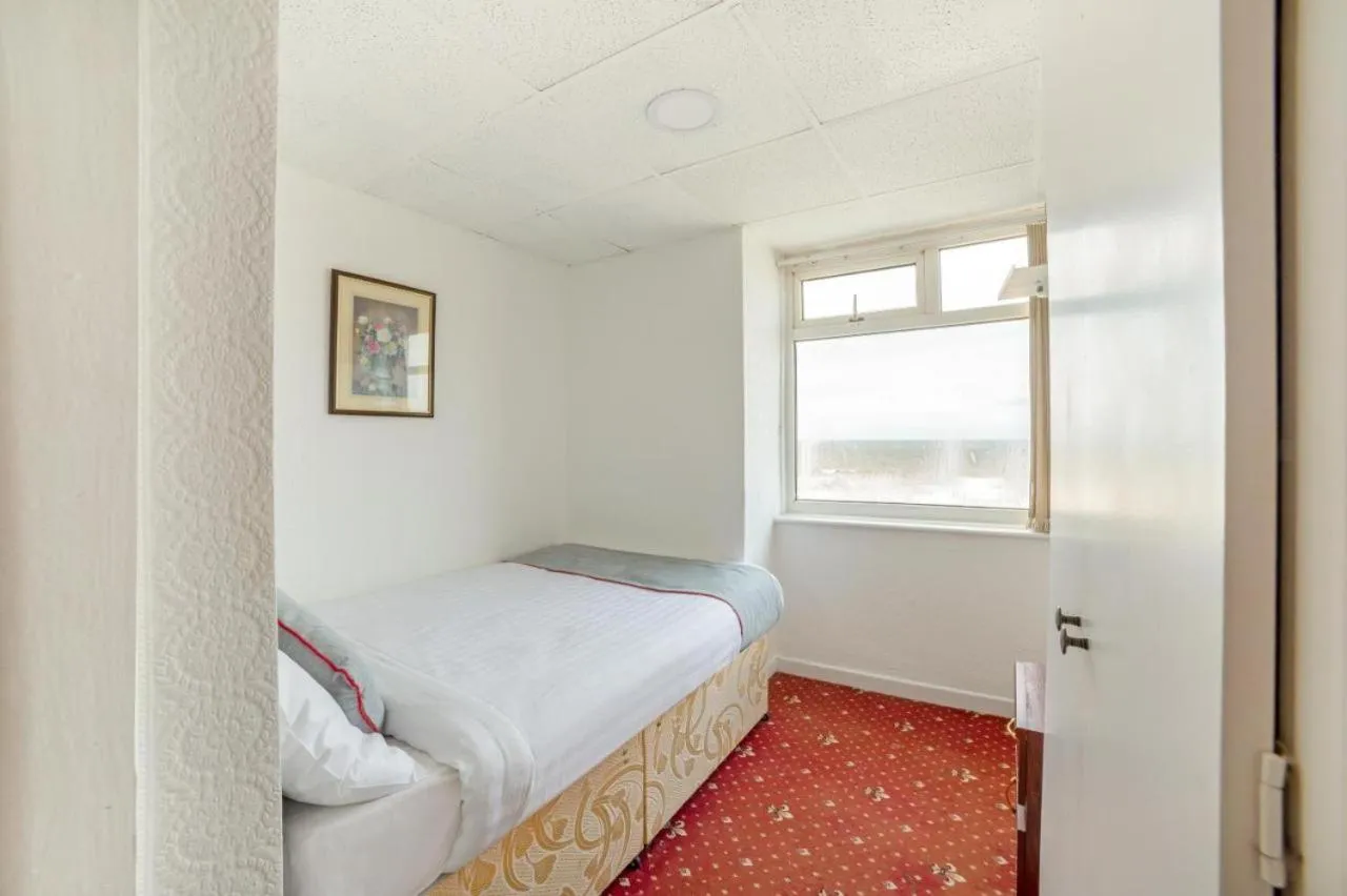 Bed in HOTEL BLUE OCEAN - Call For Cheap Prices - Check In Until 3AM