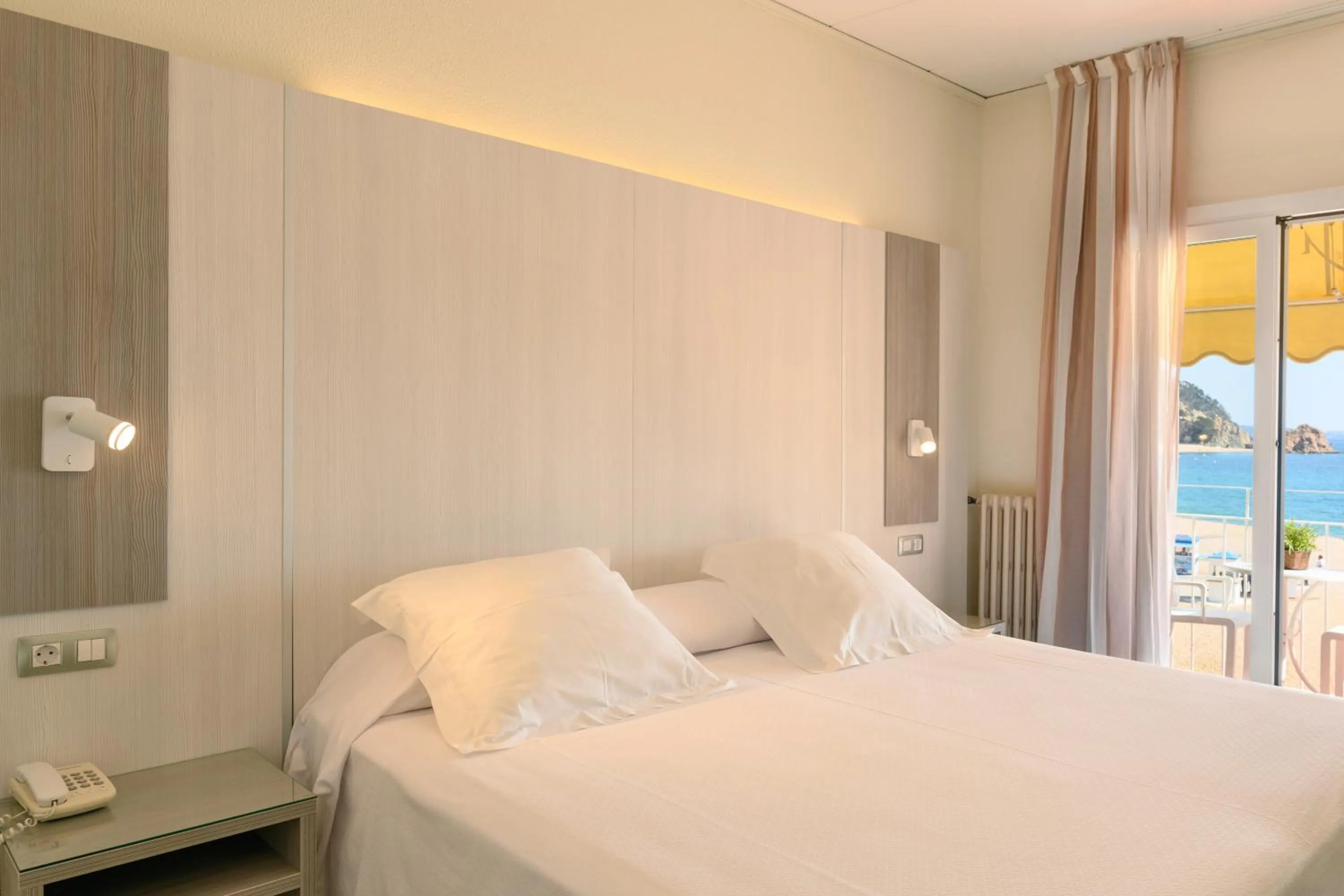 Sea view, Bed in Hotel Capri