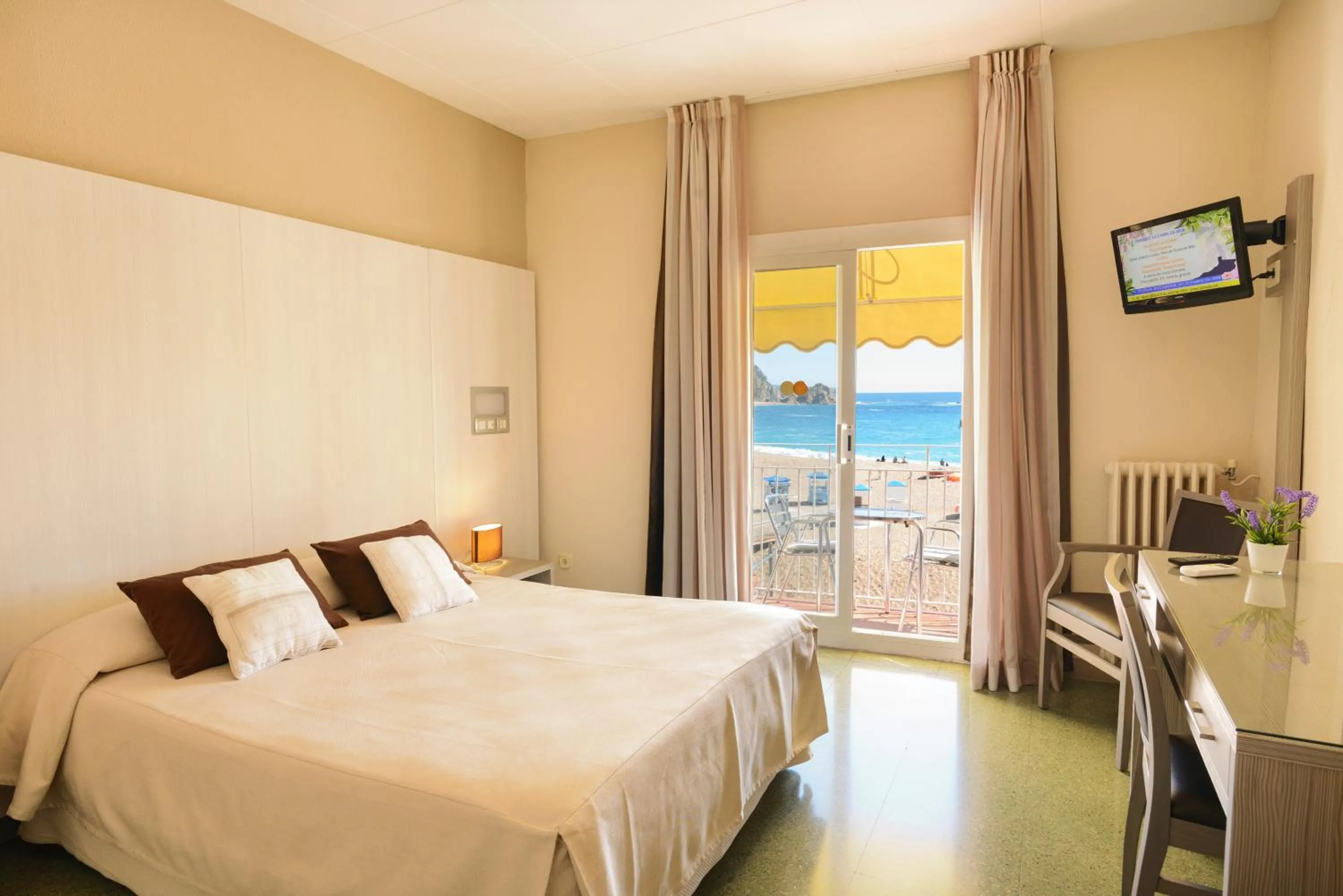 Sea view, Bed in Hotel Capri