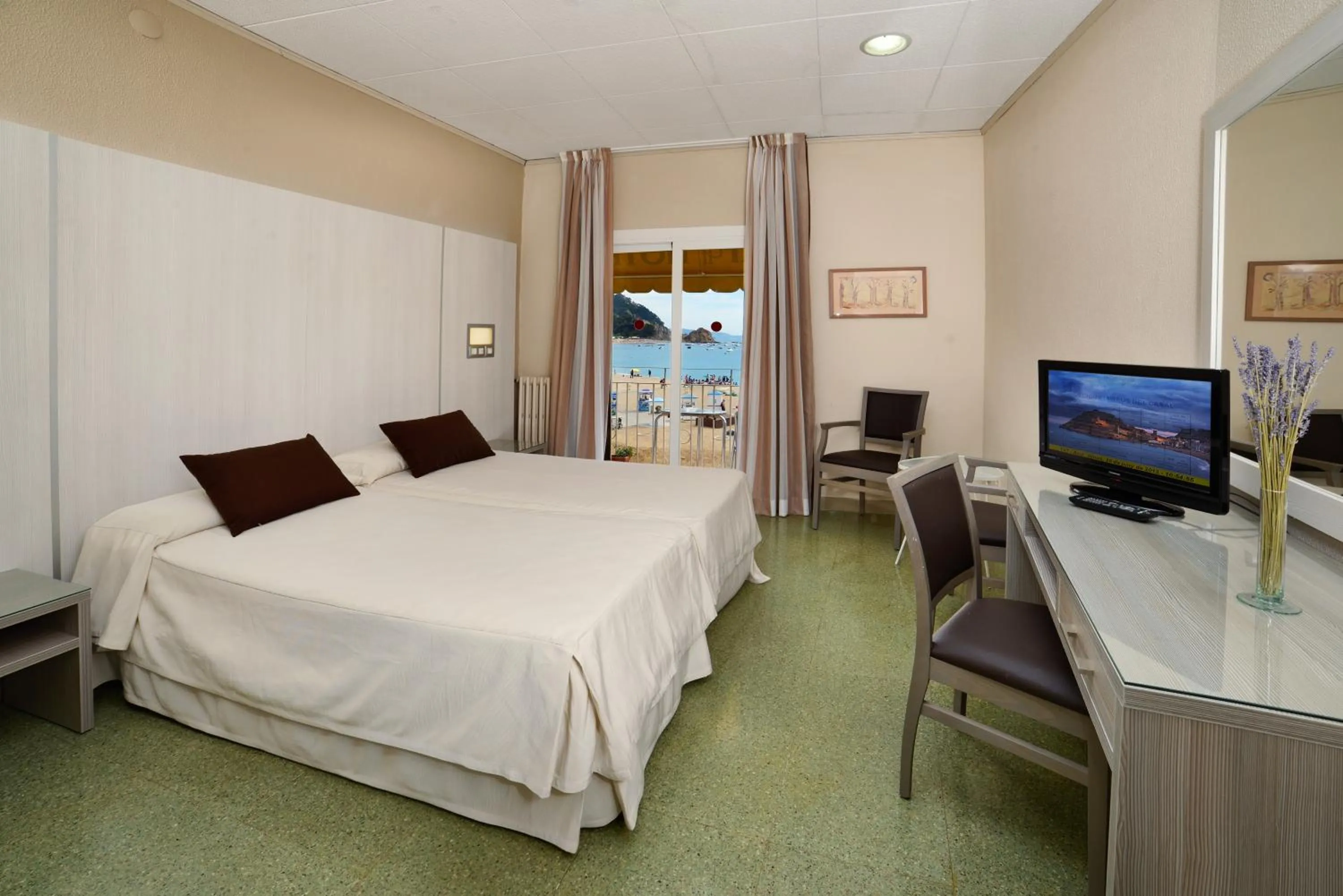 TV and multimedia, Bed in Hotel Capri