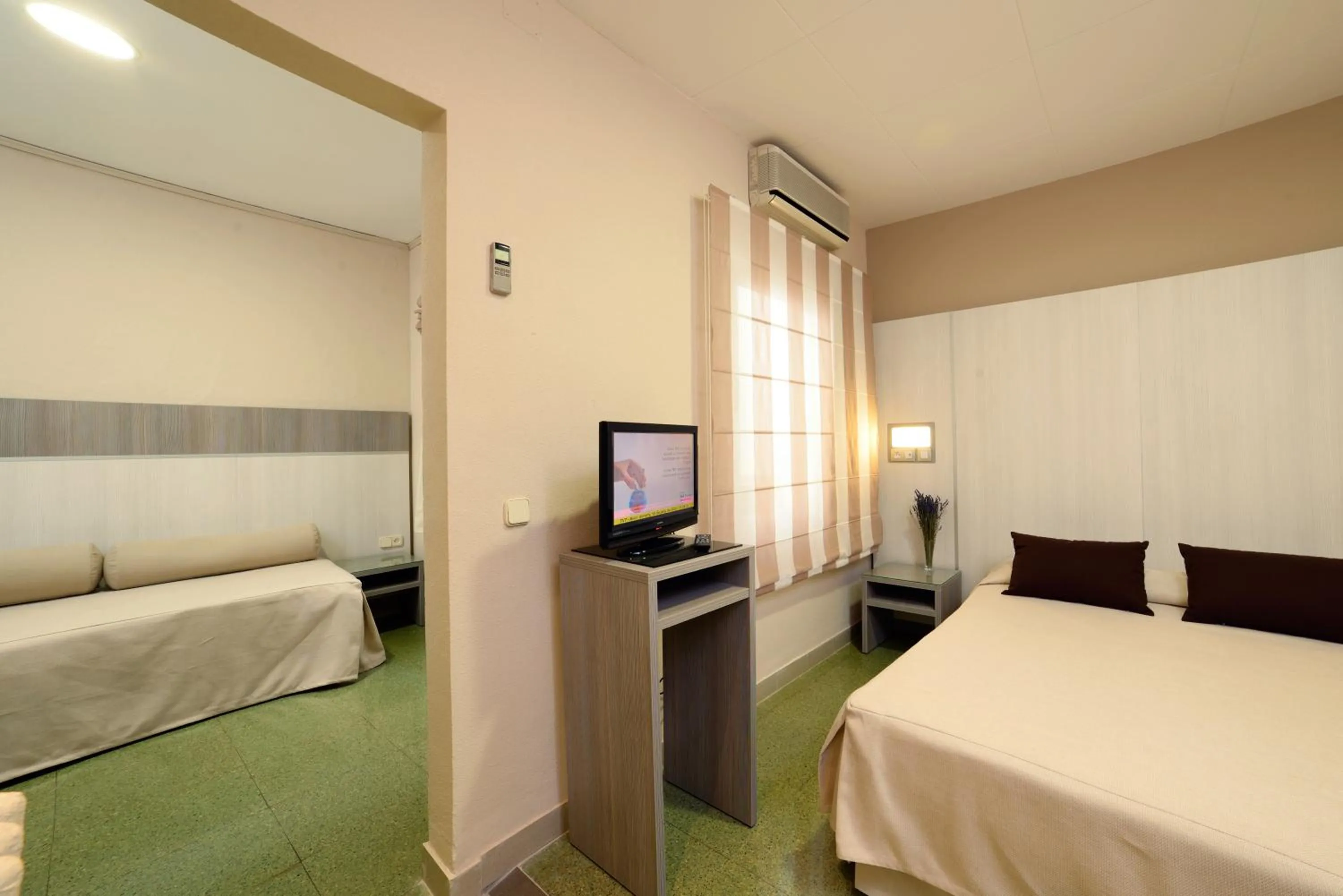 TV and multimedia, Bed in Hotel Capri
