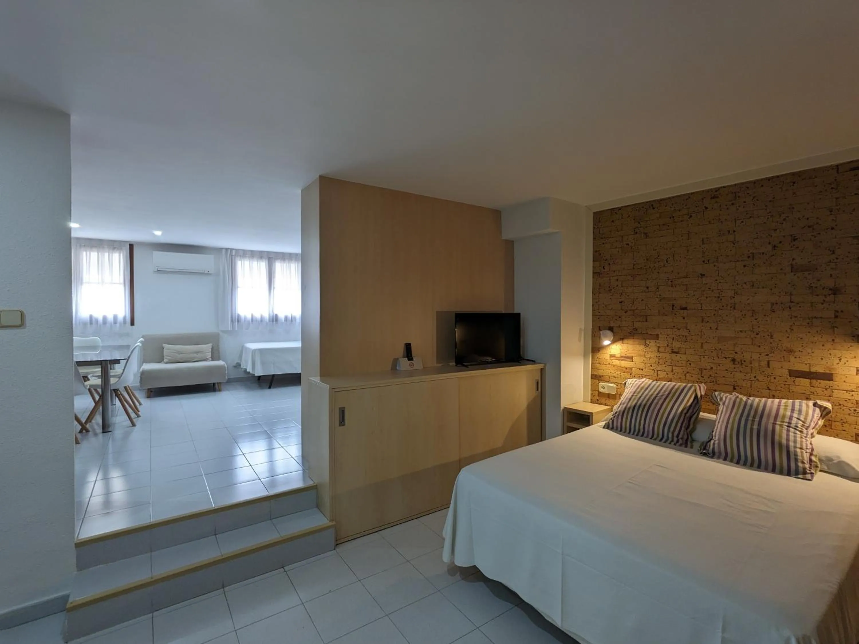 Communal lounge/ TV room, Bed in Hotel Capri