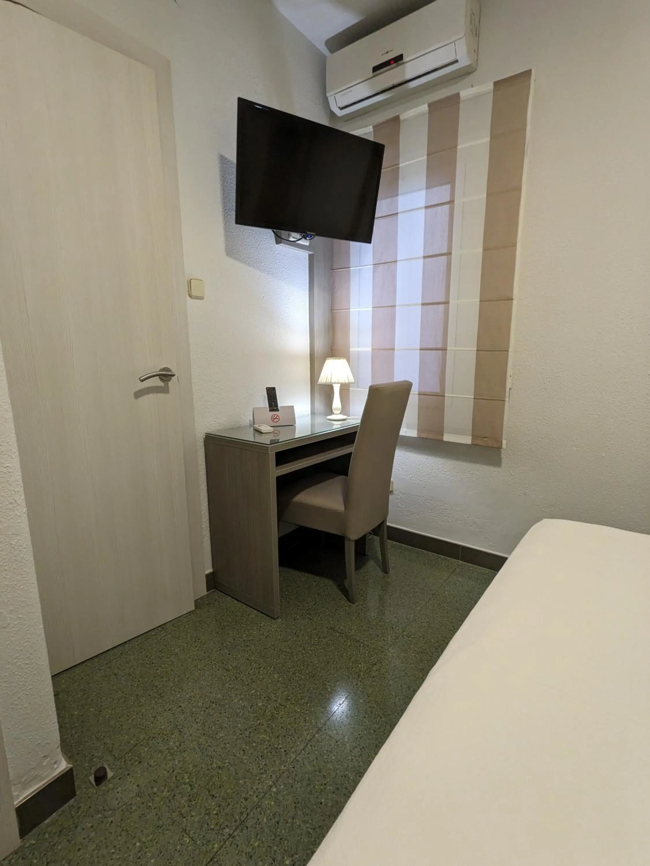 wardrobe, Bed in Hotel Capri