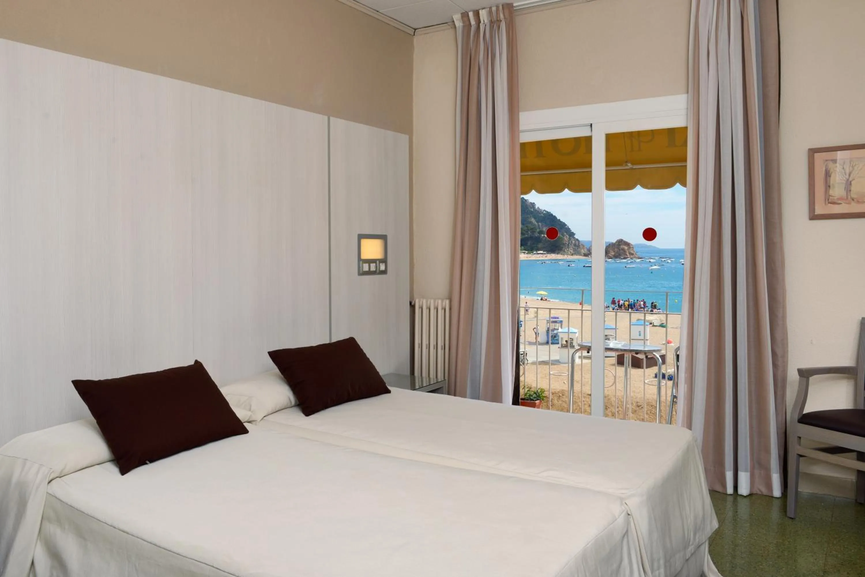 Beach, Bed in Hotel Capri