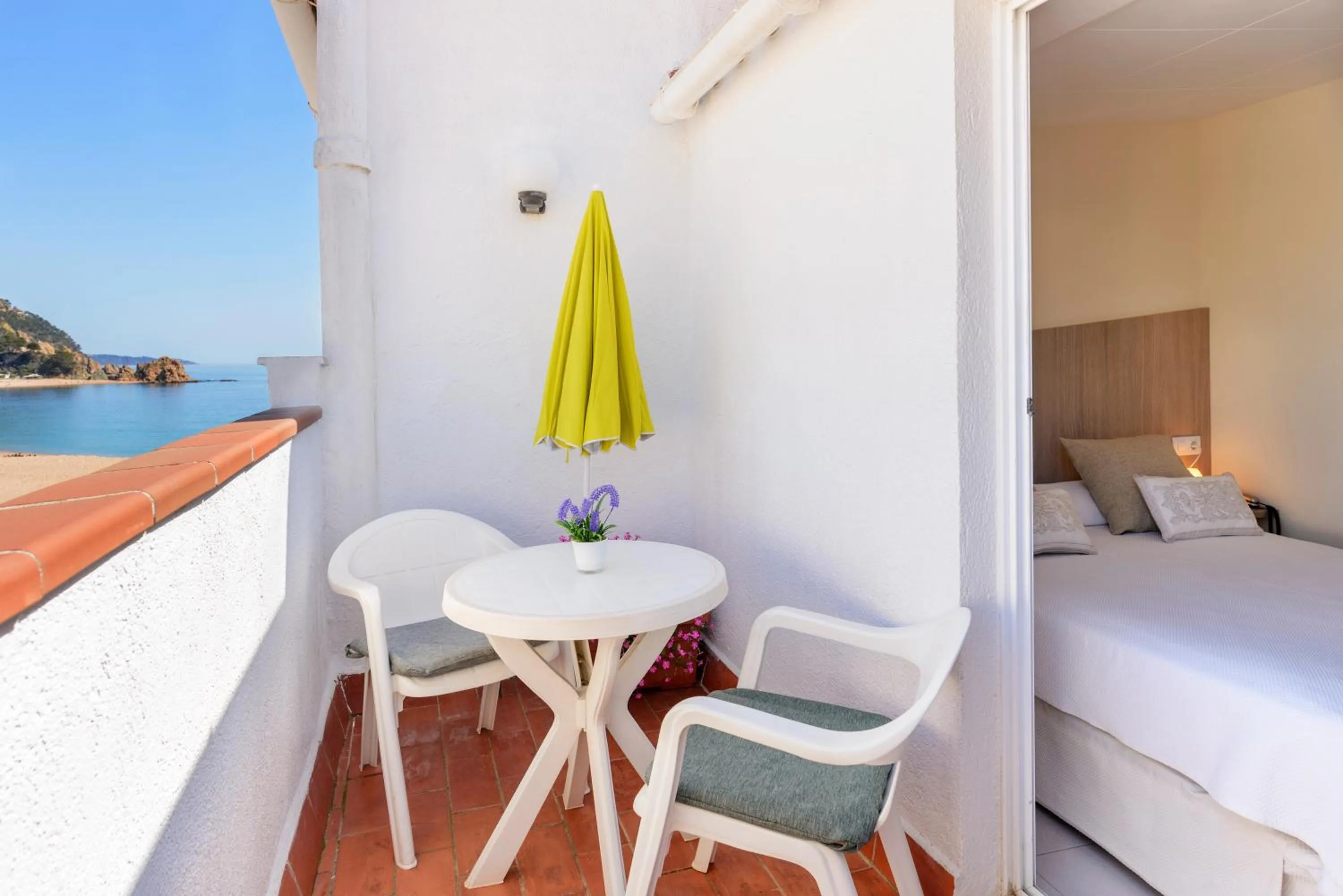 Balcony/Terrace, Bed in Hotel Capri