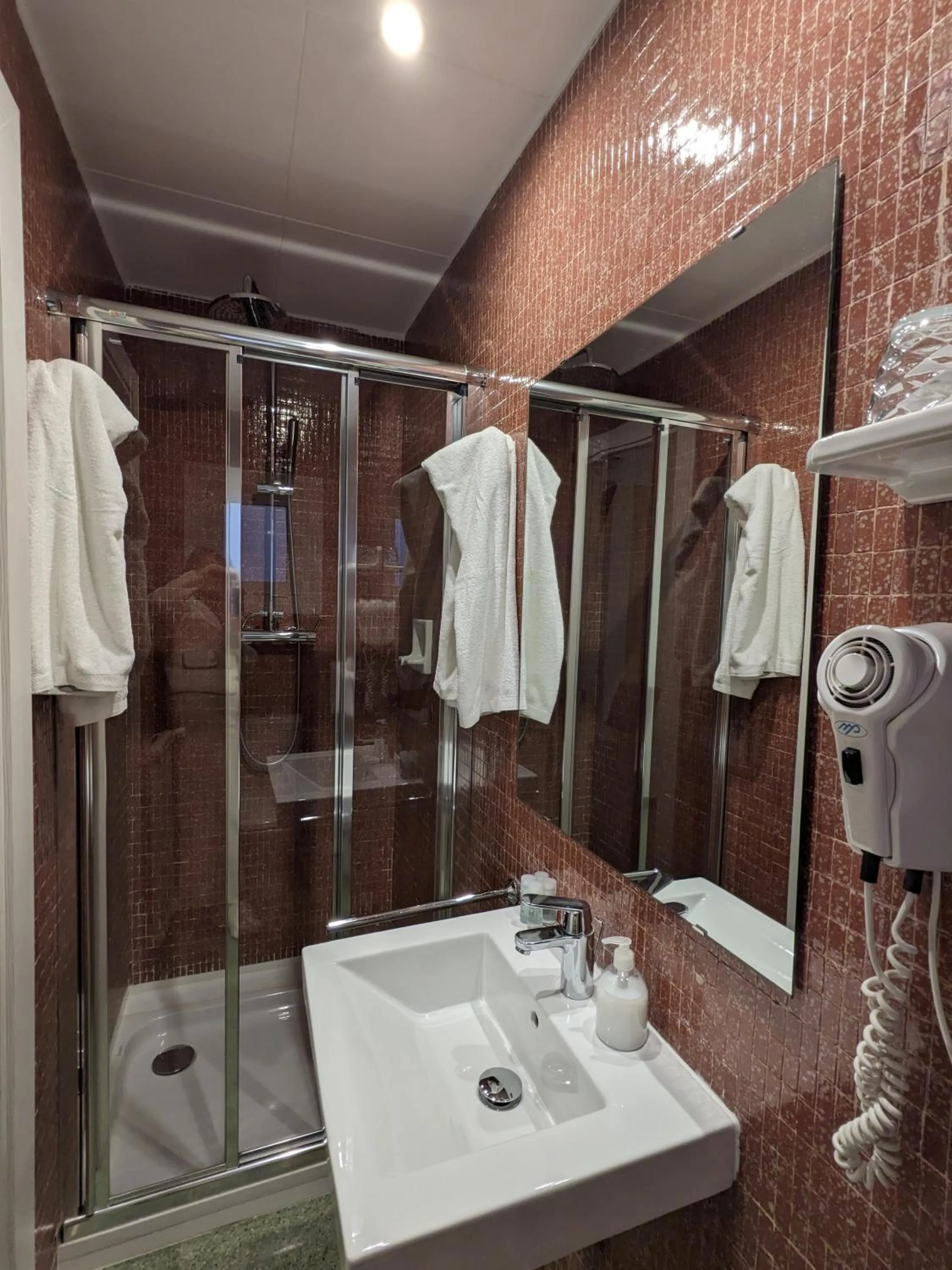 Shower in Hotel Capri