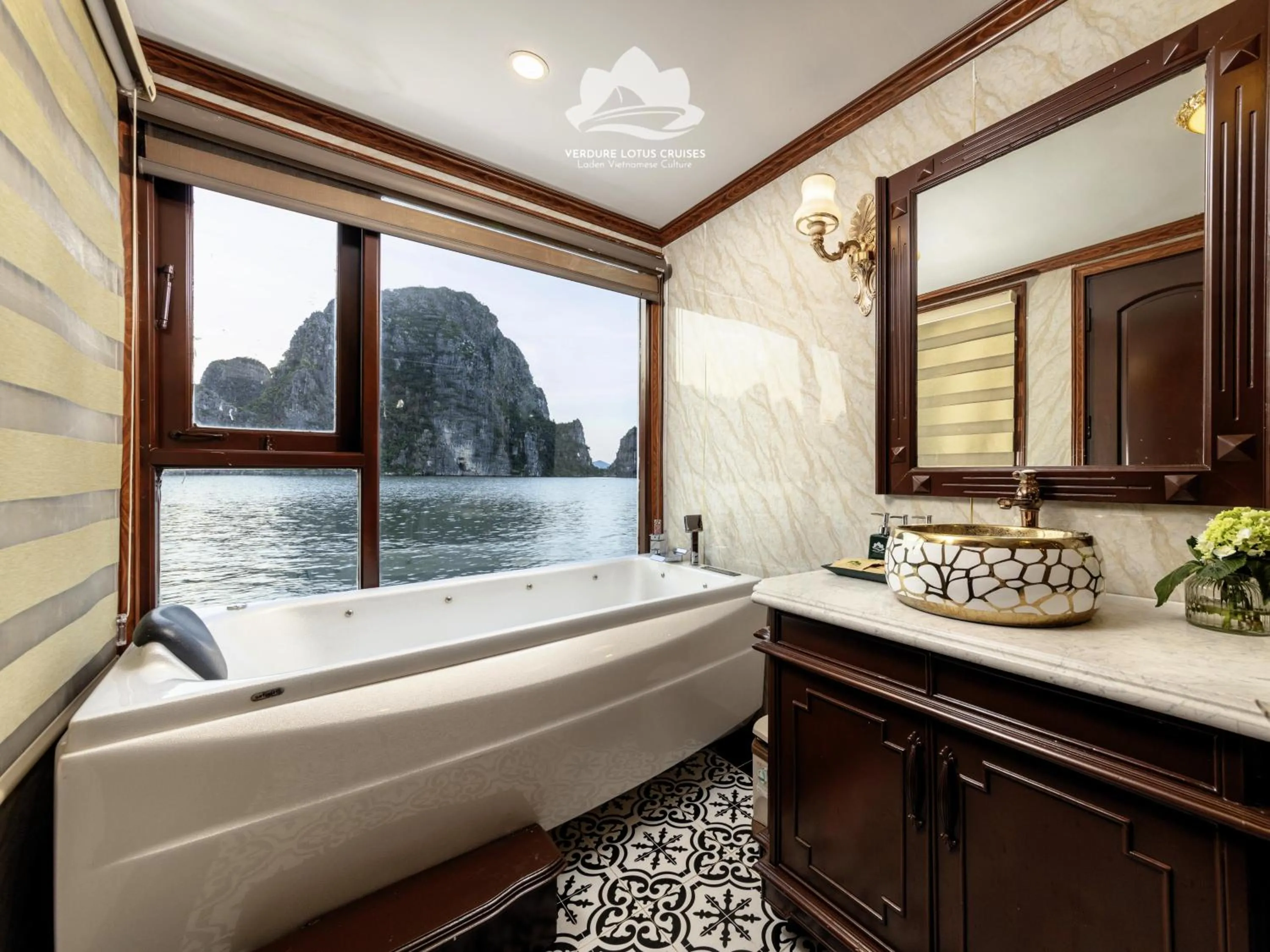 Shower, Bed in Verdure Lotus Grandeur Cruise on Ha Long Bay