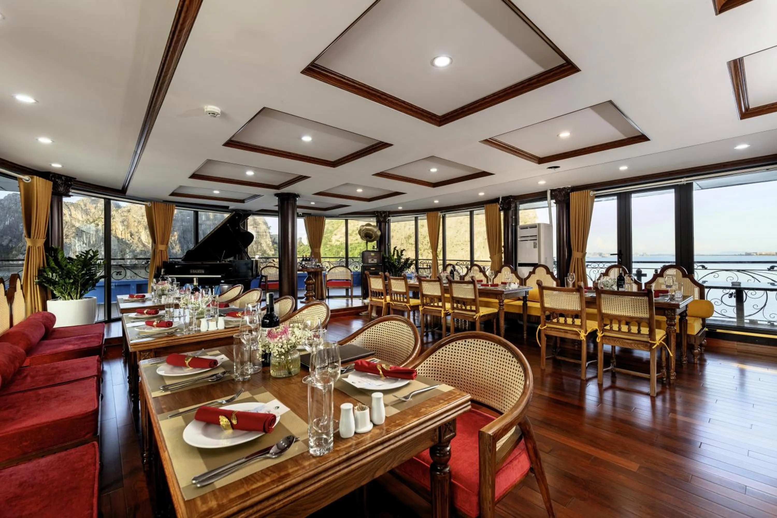 Restaurant/places to eat in Verdure Lotus Grandeur Cruise on Ha Long Bay