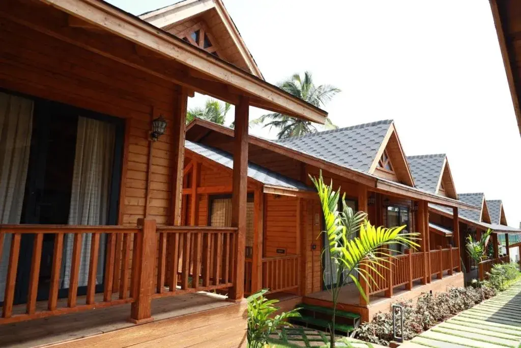 Property building in Foxoso Aaristo Baga Beach Resort Property building in Foxoso Aaristo Baga Beach Resort