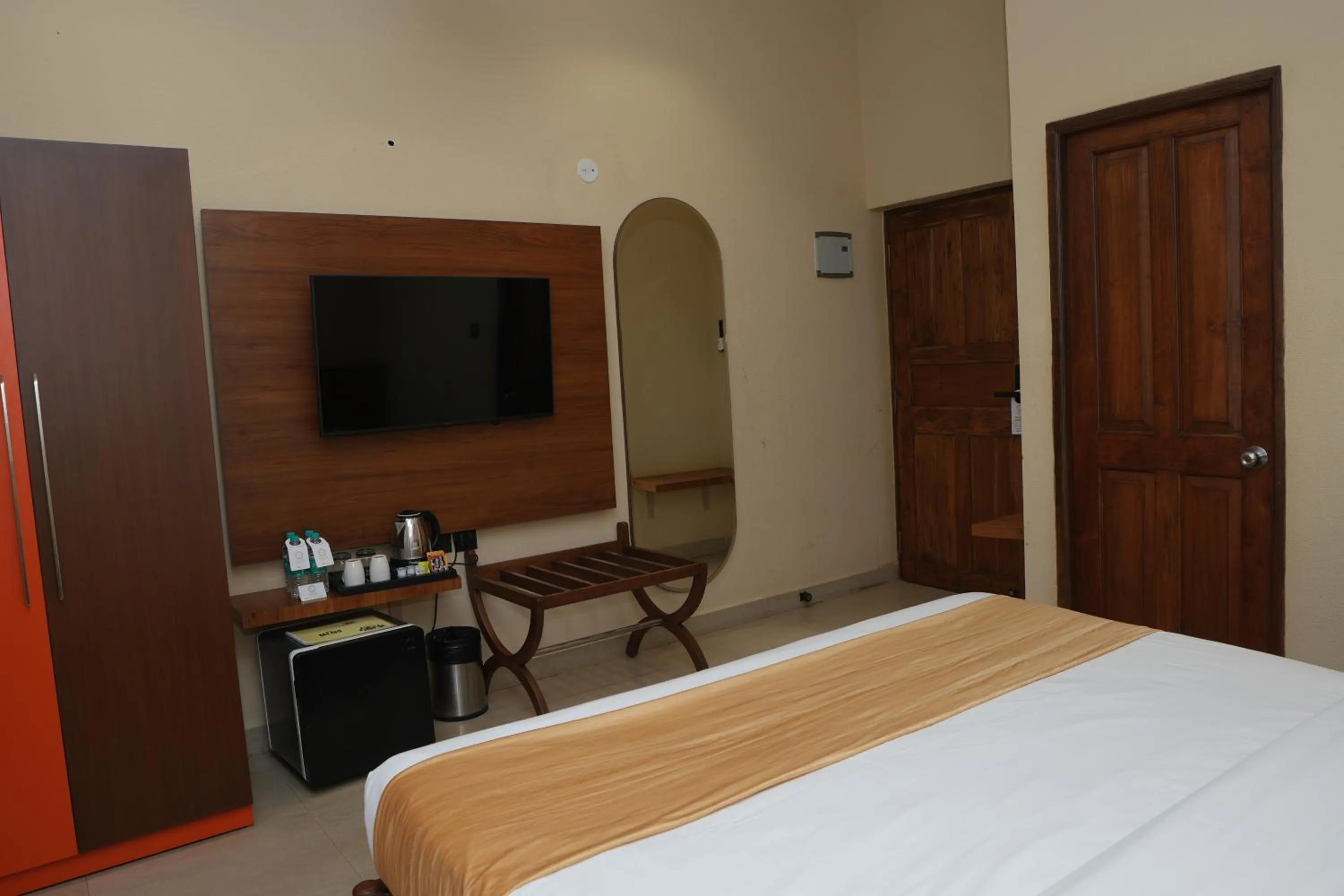 Bed in Foxoso Aaristo Baga Beach Resort