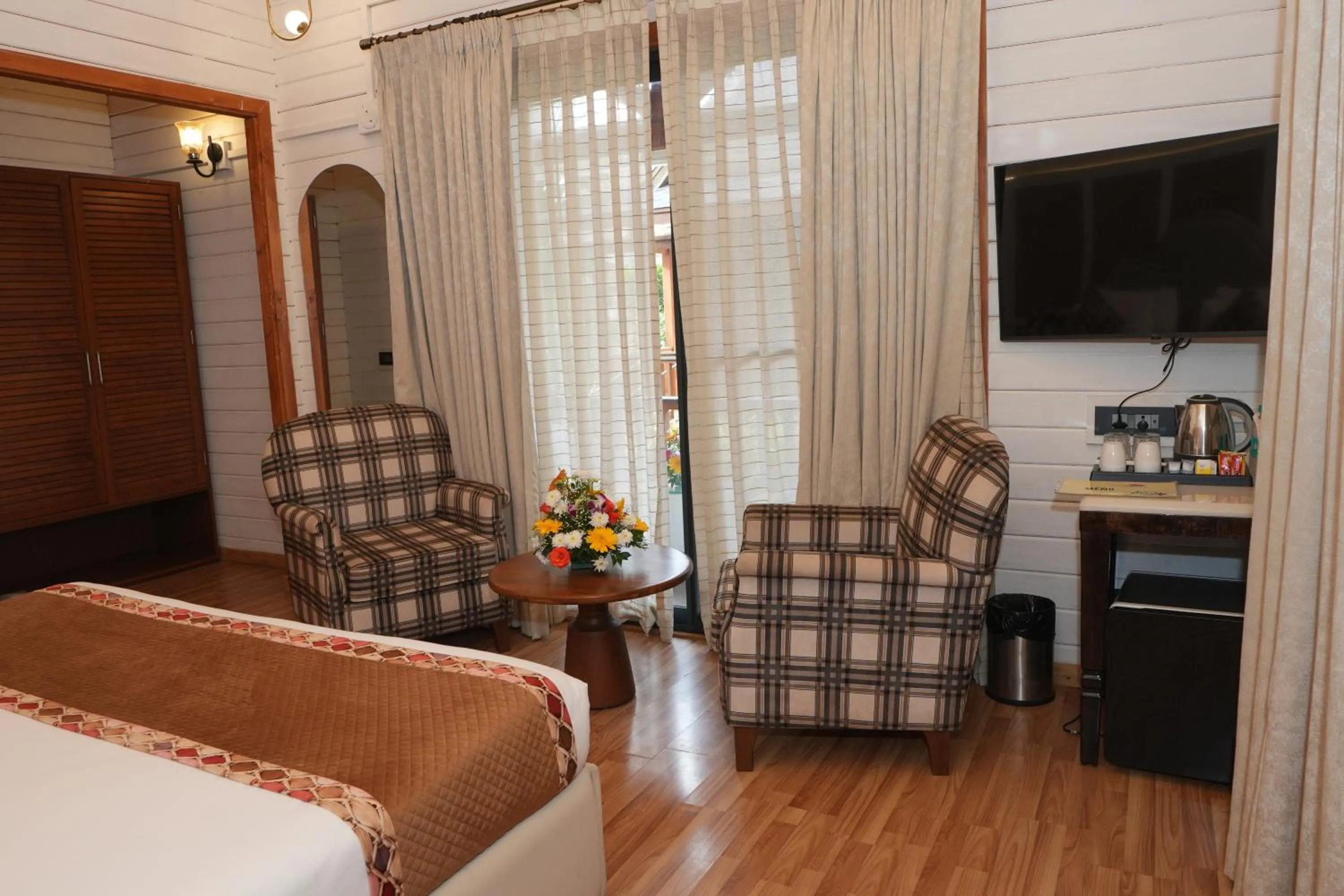 Bed in Foxoso Aaristo Baga Beach Resort