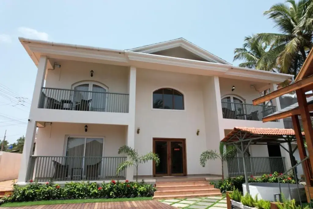 Property building in Foxoso Aaristo Baga Beach Resort Property building in Foxoso Aaristo Baga Beach Resort