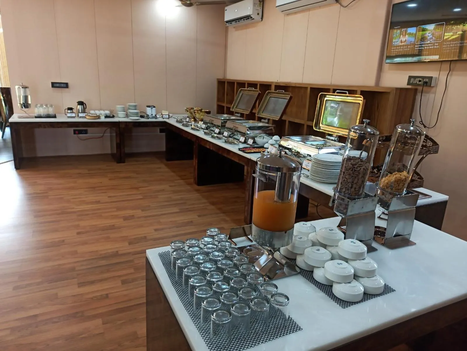 Buffet breakfast in Foxoso Aaristo Baga Beach Resort