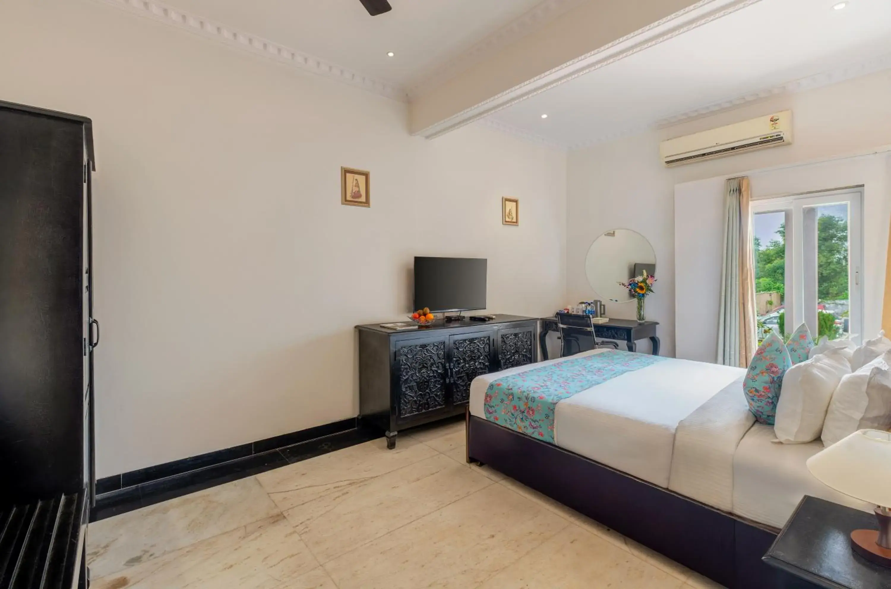 TV and multimedia, Bed in Surya Kothi Resort TV and multimedia, Bed in Surya Kothi Resort