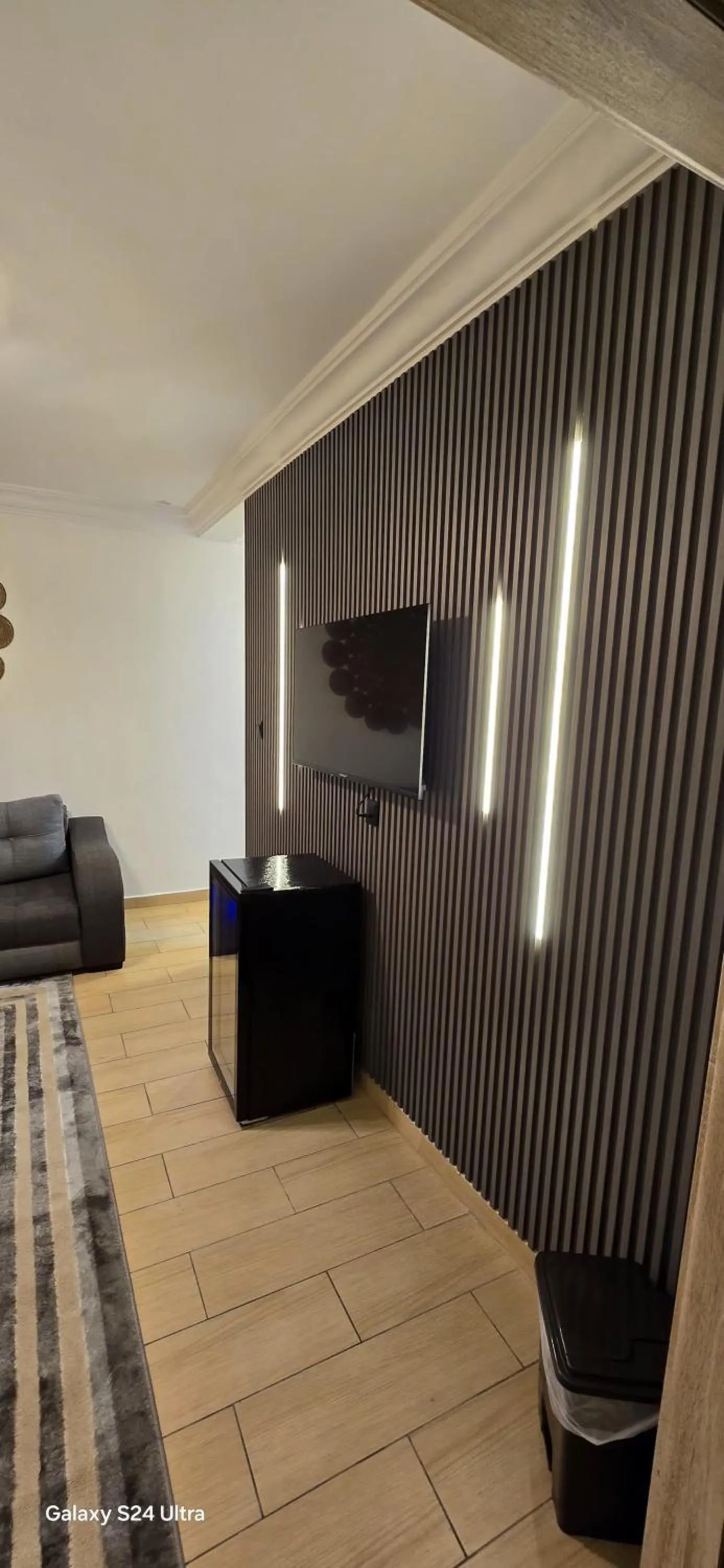 Communal lounge/ TV room in Balcony Hotel