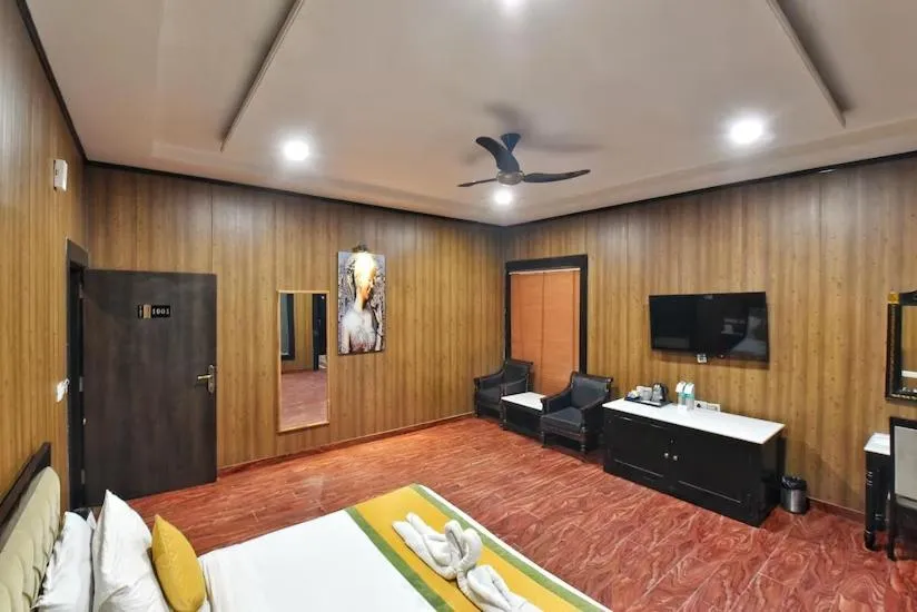 Bedroom, Bed in Foxoso Fiori Hotel