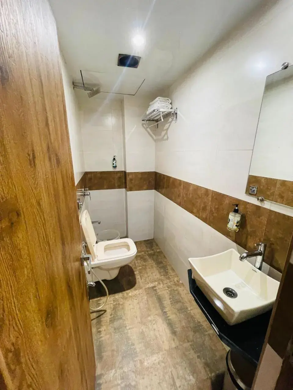 Deluxe Twin Room in HOTEL DOUBLE CROWN Mumbai AIRPORT T2 Deluxe Twin Room in HOTEL DOUBLE CROWN Mumbai AIRPORT T2