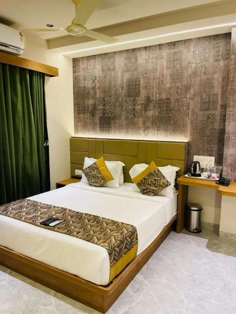 HOTEL DOUBLE CROWN Mumbai AIRPORT T2 HOTEL DOUBLE CROWN Mumbai AIRPORT T2