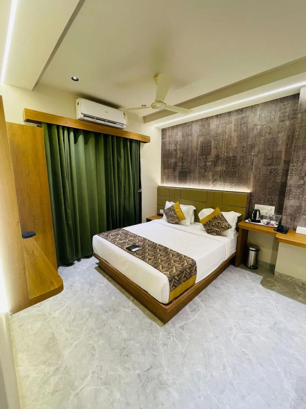 Deluxe Double Room in HOTEL DOUBLE CROWN Mumbai AIRPORT T2 Deluxe Double Room in HOTEL DOUBLE CROWN Mumbai AIRPORT T2