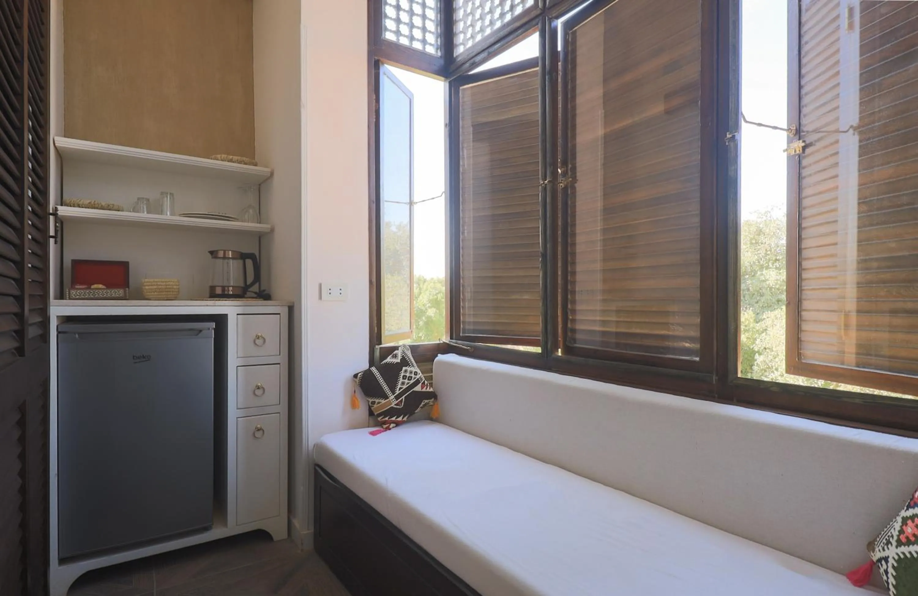 Kitchen or kitchenette, Bed in Al Wadi Hotel