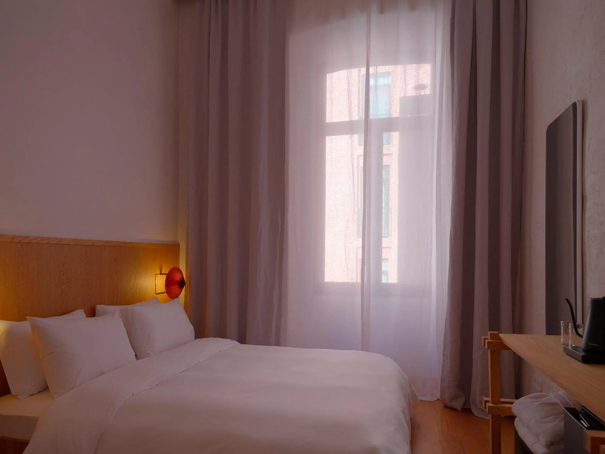 Tiny Queen in Bellhop Tbilisi