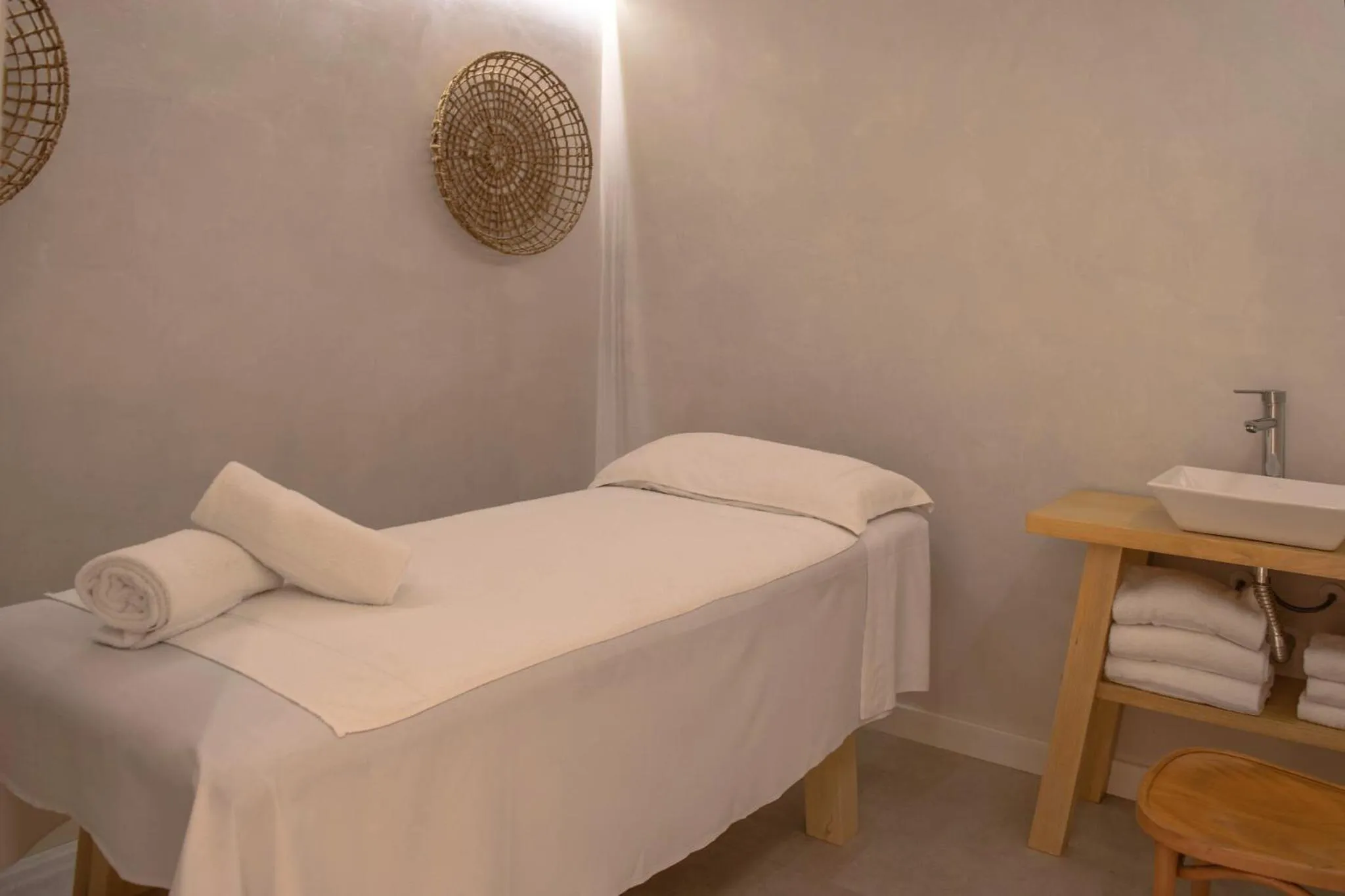 Massage, Bed in Carilo Hills by bund