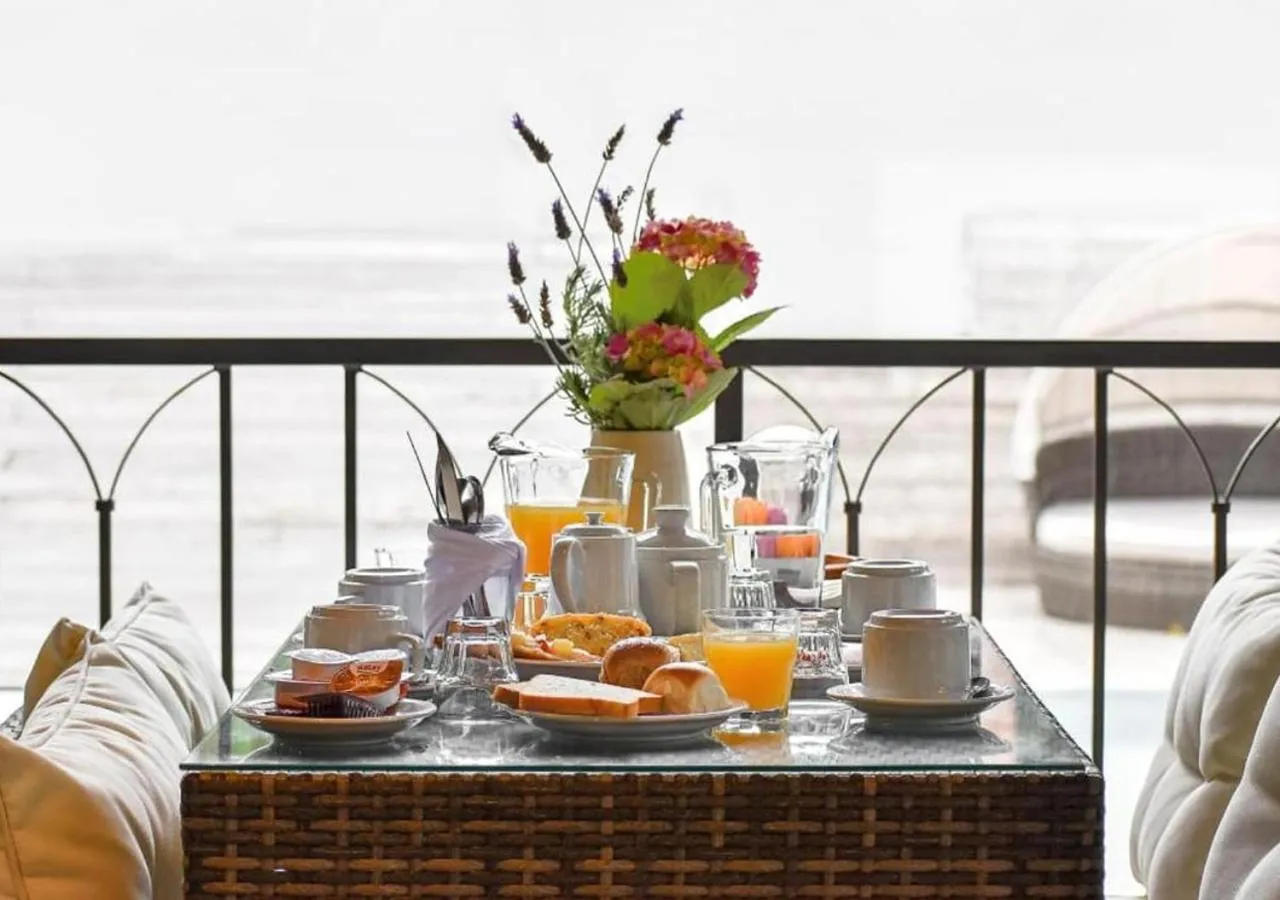 Breakfast in Carilo Hills by bund