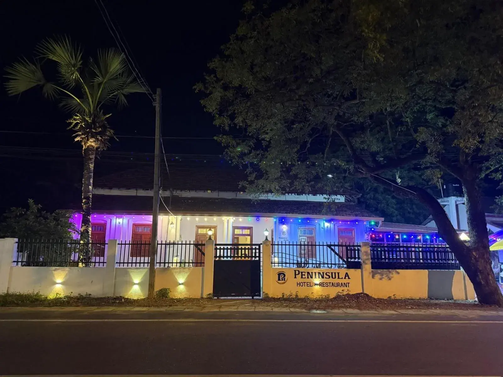 Swimming pool in Peninsula hotel Swimming pool in Peninsula hotel
