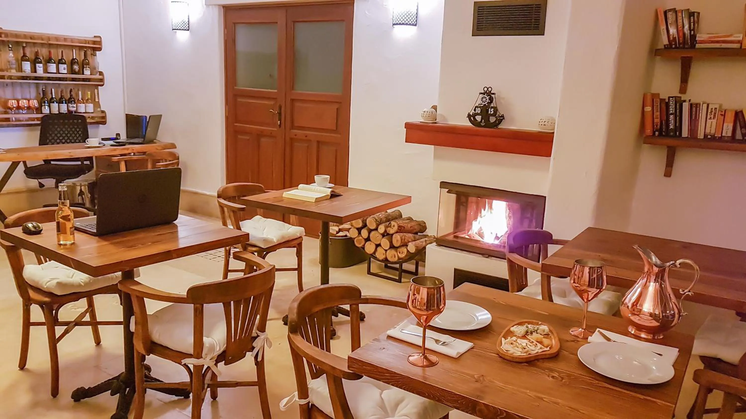 Restaurant/places to eat in Rebetiko Hotel