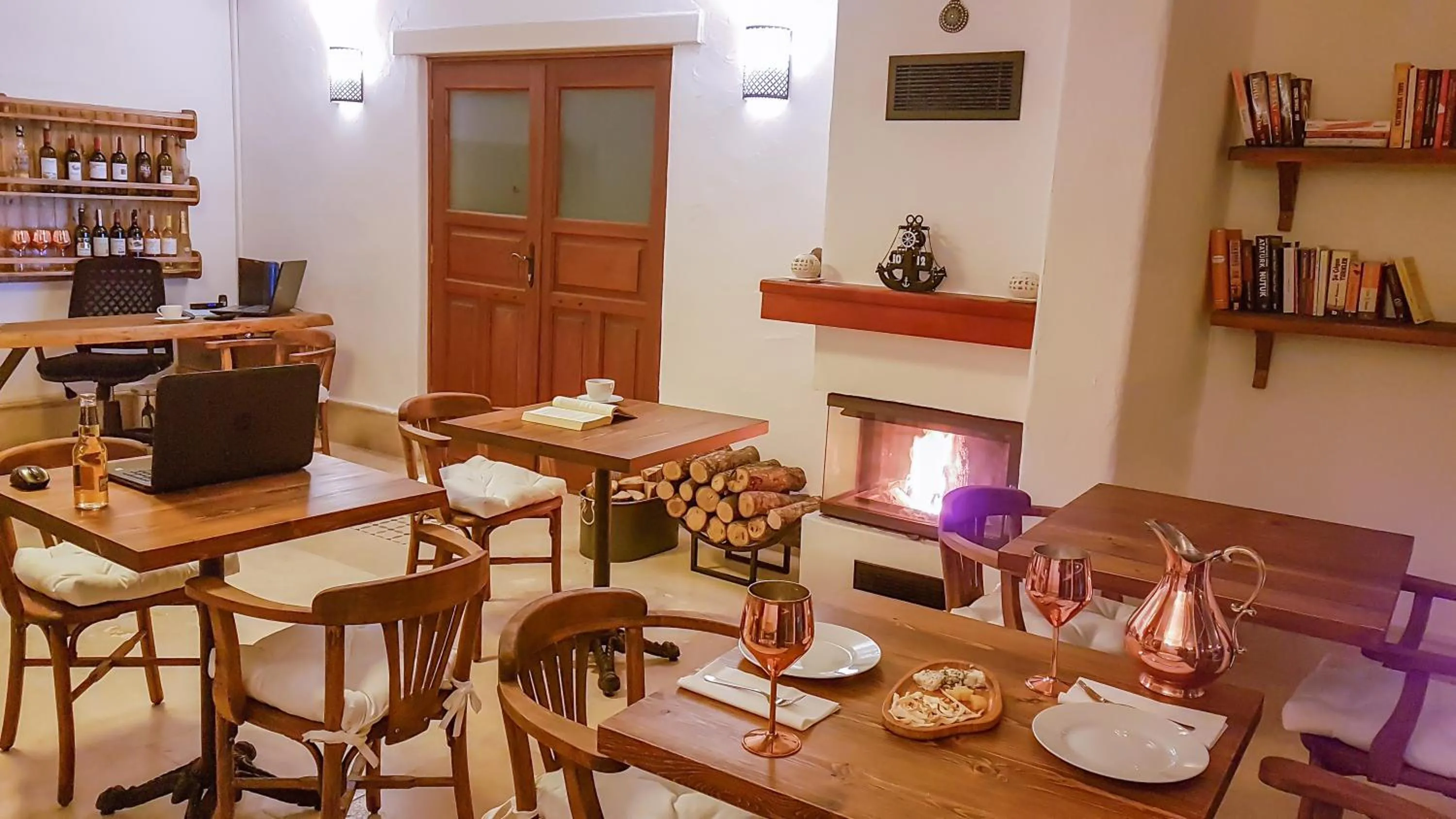 Restaurant/places to eat in Rebetiko Hotel