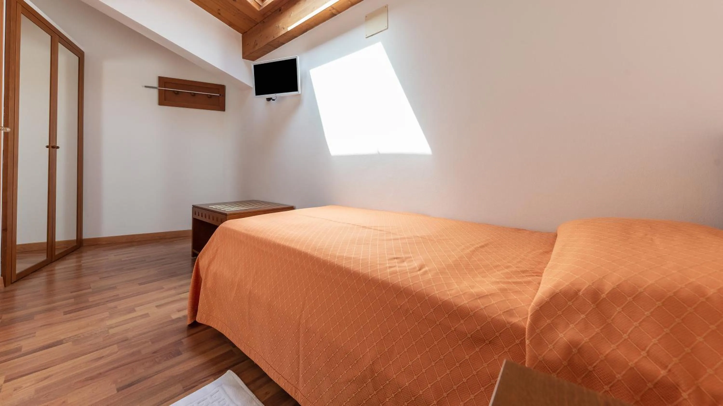 Photo of the whole room, Bed in Hotel Escorial