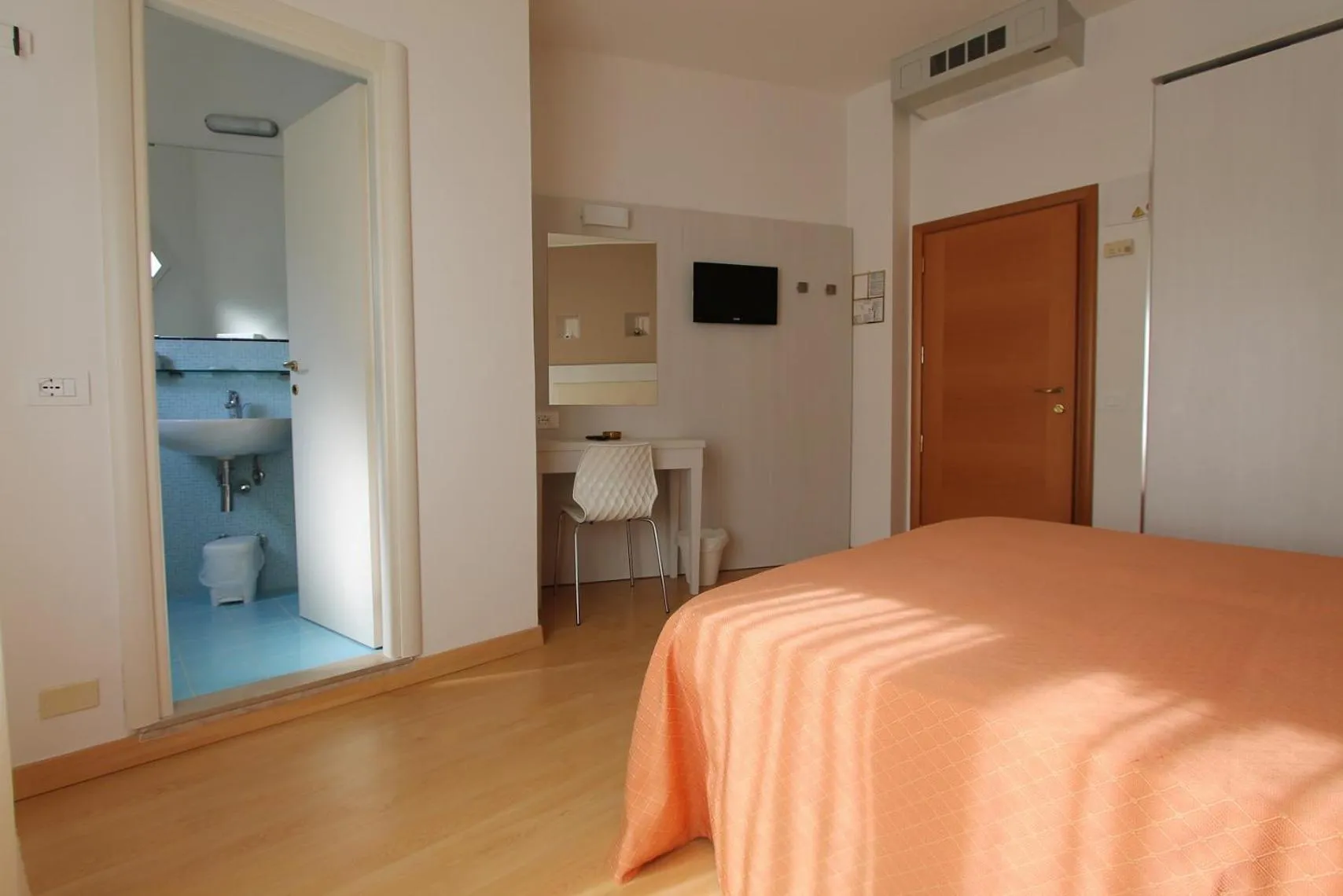 Photo of the whole room, Bed in Hotel Escorial