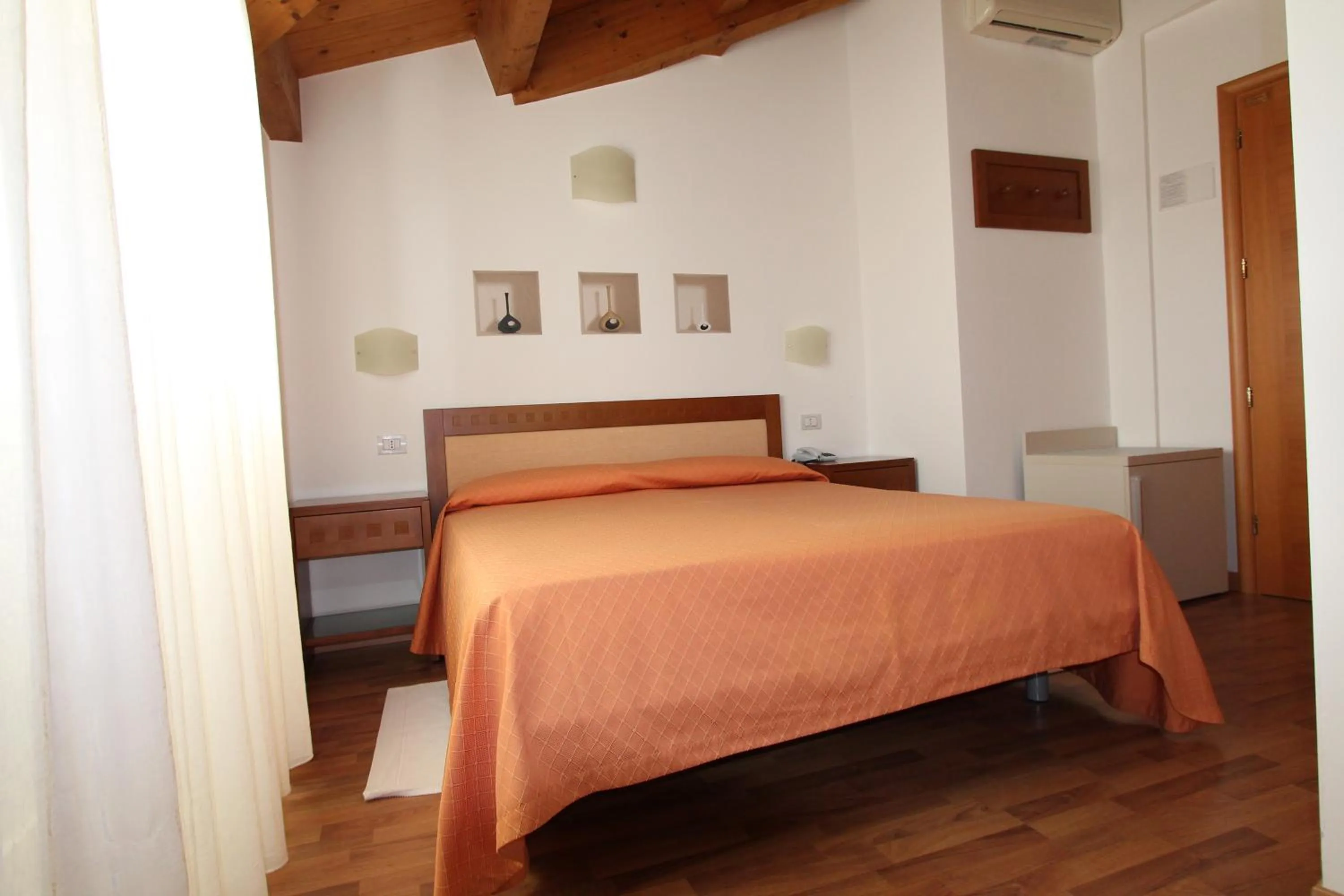 Photo of the whole room, Bed in Hotel Escorial