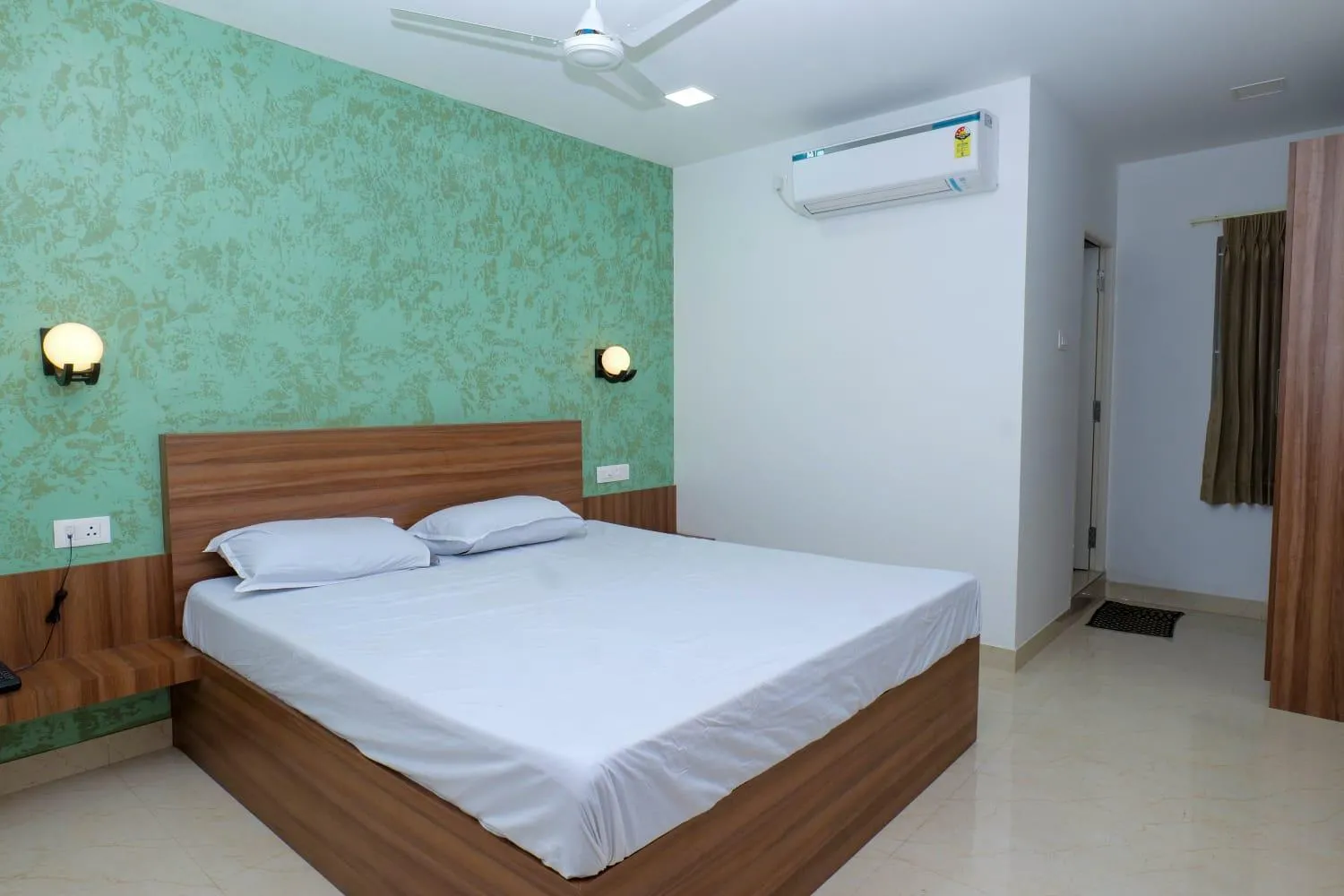 Deluxe Double Room in Balu Residency - A Business Class Hotel