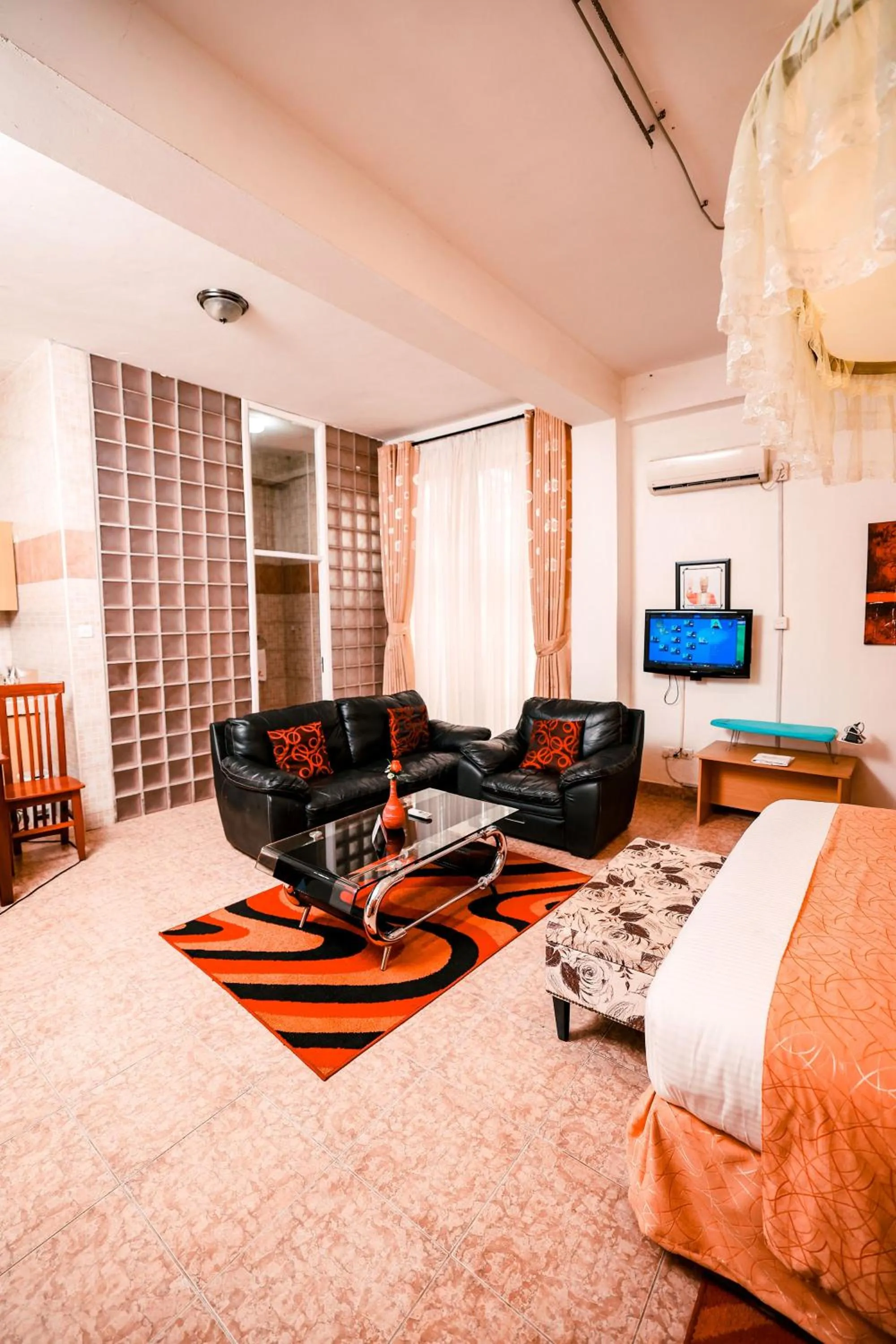 Communal lounge/ TV room, Bed in Eureka Place Hotel Kampala