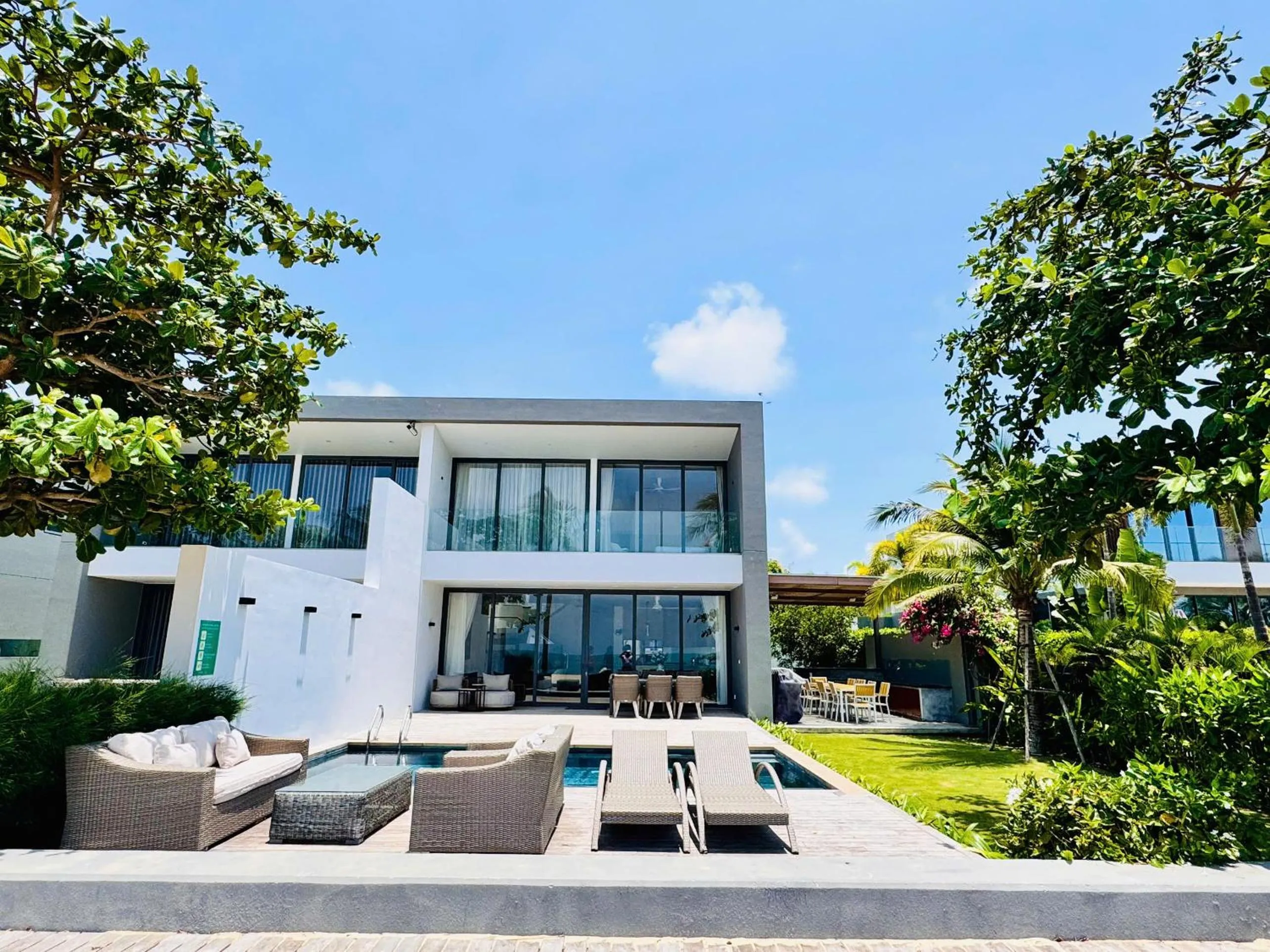 Beachfront 4 Bedrooms private pool villa Sanctuary Ho Tram resort